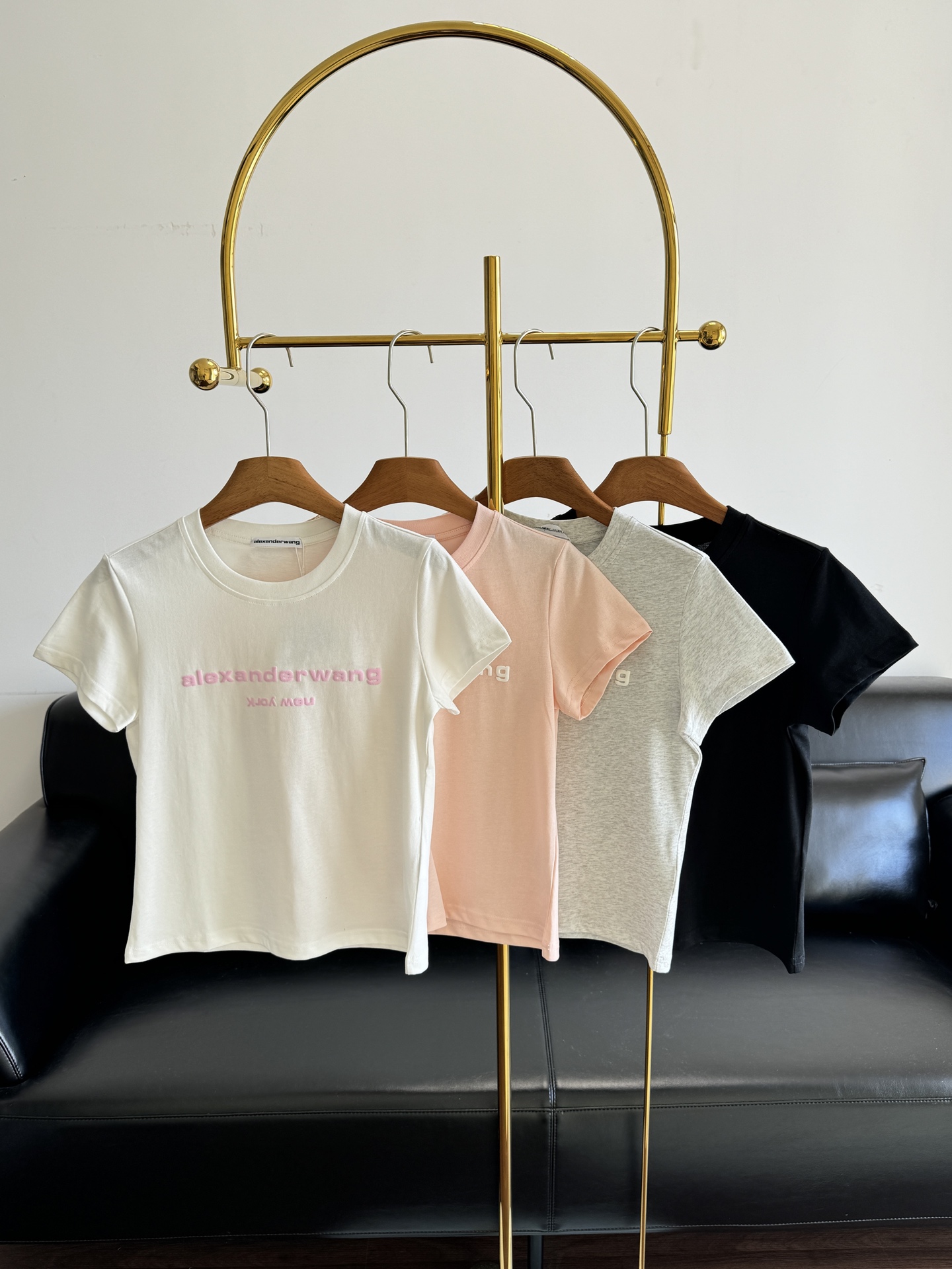 NO:697445,——AW King letter printed T-shirt. The short version perfectly conforms to the lines of the human body and can well modify the body shape!  It's OK to wear alone as a base layer~ The fabric is made of pure cotton, which is very heavy-duty and washed, and the cost is very high!  The upper body is very comfortable!  The fabric is of excellent quality and you can tell it is a good product as soon as you receive it!  The chest printing is made of three-dimensional glitter foam printing. You can feel the concave and convex feeling when you receive the goods!  The shape is super correct and the upper body effect is great. Wear it alone or as a base layer, and you can easily complete a fashionable look!  A must-have item for thousands of years. Be slow!  Especially suitable for taking photos with concave shapes. The shape is slimming and can be matched with various styles!  Size sml gray black pink white 4 colors, alexander wang, tees, t-shirt,19860909——AW 大王 字母印花T恤 小短款版型完美符合人体线条, 可以很好的修饰身形！单穿打底都OK哦~ 面料采用全棉面料,非常重工水洗、成本非常高！上身很舒服！面料精良质量非常好,收到货一掂就知道是好东西！ 胸前印花采用立体闪光发泡胶印花 收到货自行感受下的凹凸感！ 版型超级正,上身效果棒棒的 单穿还是打底 轻松能完成时髦造型！ 万年必备款 手慢！特别适合凹造型拍照 版型显瘦 各种好搭配！ 码数sml 灰色 黑色 粉色 白色4个色,,alexander wang,tees，t-shirt,,Women's clothing