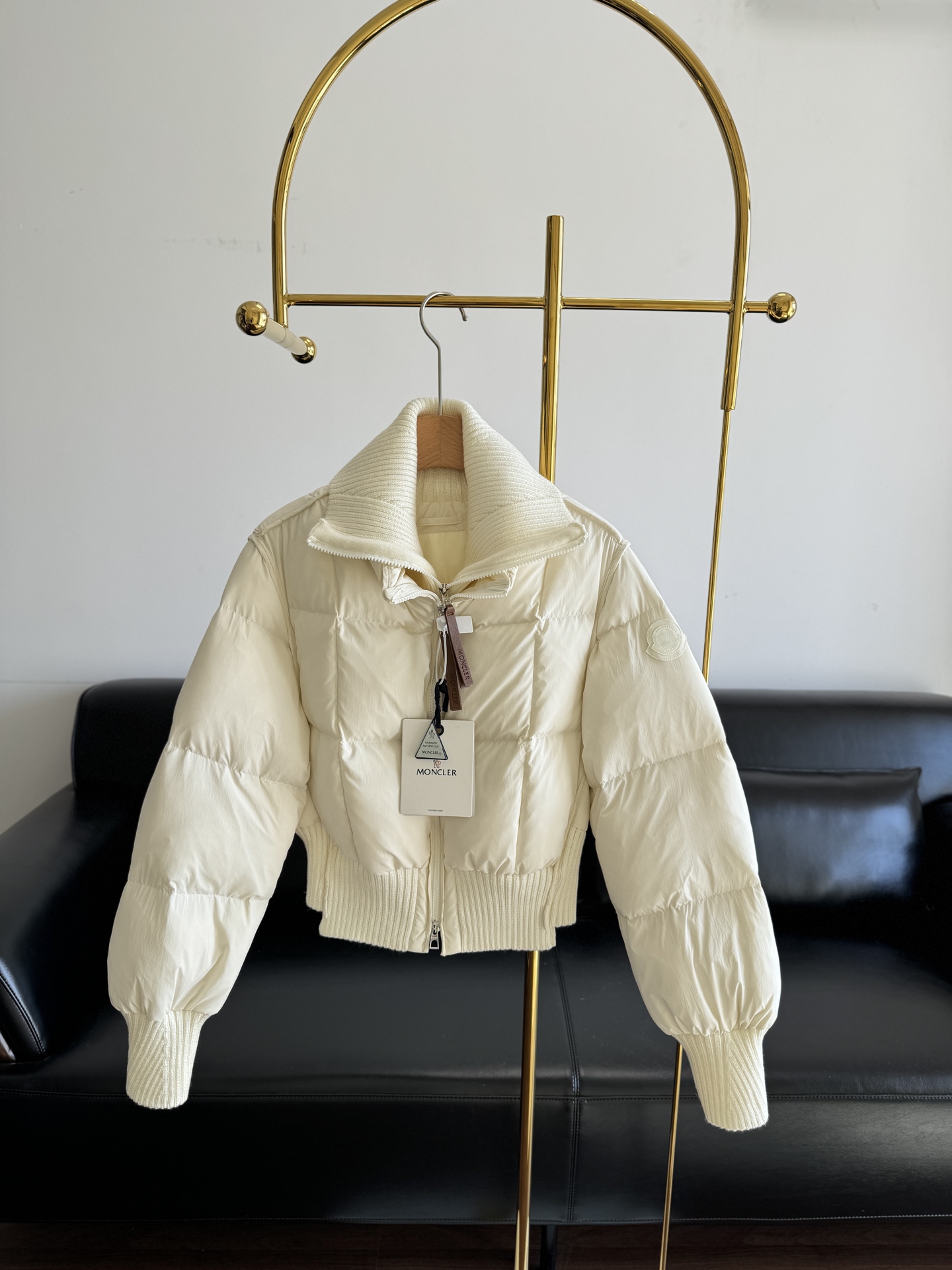 NO:697444,Comes with dust bag - Mouth-covered knitted splicing large lapel jacket, down jacket, 90% duck down filling!  Small logo badge decoration!  The knitted splicing design is super layered! The cuffs, hem and large lapel are all ribbed knitted, which is fit and comfortable. The down part is fluffy and warm. The short version makes you taller and slimmer. It can easily create a cool and elegant style. It can be worn for commuting, dating and outdoors. It is practical and fashionable. Size 1 2 3 4,,Moncler,jackets & coats,jackets & coats,down jacket,19860909配防尘袋——蒙口 针织拼接大翻领夹克羽绒服外套 90鸭绒填充！logo小徽章装饰！针织拼接设计超有层次感!袖口,下摆和大翻领都是罗纹针织,贴合又舒适,羽绒部分蓬松保暖,短款版型显高显瘦,轻松打造清冷千金风,通勤,约会,户外都能穿,实用又时髦. 码数1 2 3 4,,Moncler,jackets & coats,jackets & coats,down jacket,,Women's clothing