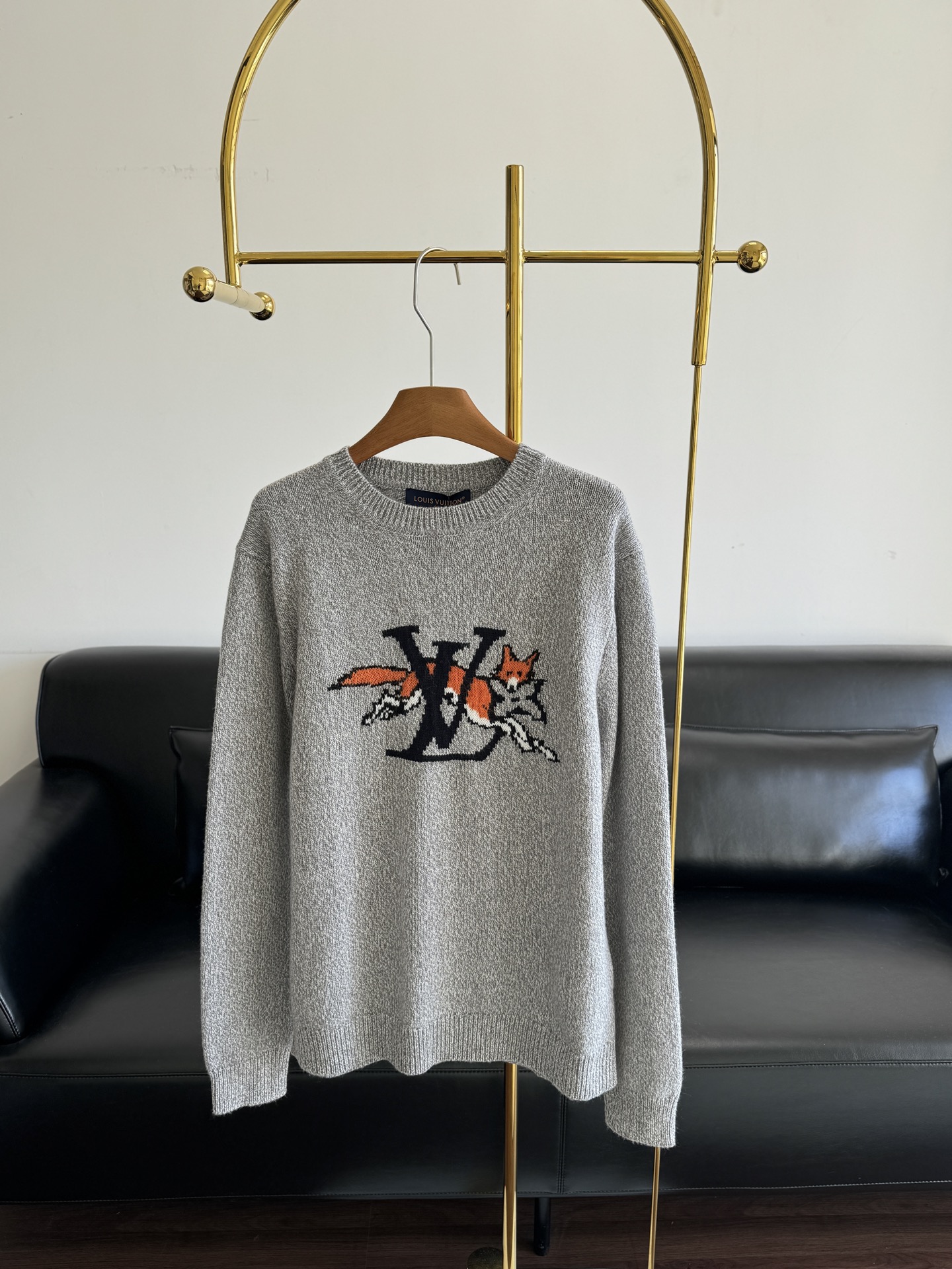 NO:707868,——LV Fox jacquard knitted sweater, gray wool and cashmere blend, soft and warm, perfect for autumn and winter! It has Fox + LV logo on the front, full of British style and full of artistic sense. Round neck and long sleeves, loose version, suitable for both men and women, suitable for commuting and casual wear. Gong Jun's same style is very popular in the fashion circle. Pair it with jeans or casual pants, and you can easily get a high-end look! Size s-xl,, louis vuitton, jeans, sweaters,19860909——LV灵狐提花针织毛衣 灰色羊毛羊绒混纺,柔软又保暖,秋冬穿超合适!正面灵狐+LV标志,英伦风满满,艺术感十足.圆领长袖宽松版型,男女都能穿,通勤休闲都OK.龚俊同款,时尚圈超火,搭配牛仔裤或休闲裤,轻松get高级感穿搭! 码数s-xl,,louis vuitton,jeans,sweaters,,Women's clothing
