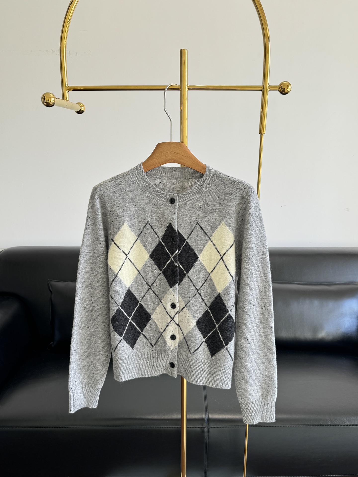 NO:707851,——MOCO rhombus cardigan jacket is very practical! I like its yarn and wool fabric the most!  It is then made with a coarse knitting method, and the upper body has a rich texture~ The color is low-key and layered, combined with the retro rhombus jacquard upper body to coexist with warmth and gentleness. It looks great whether worn alone or layered! The loose version hides the flesh and makes the upper body look slimmer~  The simple V-neck exposes the collarbone, extends the neck line, makes the face small and large, and the rhombus jacquard craftsmanship has a retro British college style~ The gray pattern is a three-color rhombus color scheme of black, cream yellow, and off-white. The jacquard pattern is clear and full, giving the clothes a rich visual layer. Regardless of age or style, it will not go out of style no matter how many years you wear it! The cuffs/hem are ribbed, the knitting density is solid, and it is not easy to loosen and deform.  Easily raise the waistline, keeping the upper body warm, comfortable and stylish! Size sml,,jackets & coats,19860909——MOCO 菱格纹开衫外套 实穿度拉满了!蕞喜欢它的纱线,羊毛面料！ 再用粗针织法打造,上身自带丰富肌理感~色彩低调又有层次,结合复古的菱格纹提花上身温暖与温柔并存,无论单穿叠穿都出彩! 宽松版型,藏肉显瘦,上身松弛有度~ 简约V领,露出锁骨,延展脖颈线条,显脸小大身菱格纹提花工艺,自带复古英伦学院风~中花灰色是黑色,奶黄,米白三色菱格配色,提花纹路清晰饱满,赋予衣物丰富的视觉层次不挑年龄,不挑风格,穿多少年都不会过时! 袖口/下摆罗纹收口,针织密度扎实,不易松散变形 轻松拉高腰线位置,上身保暖舒适有型! 码数sml,,jackets & coats,,Women's clothing