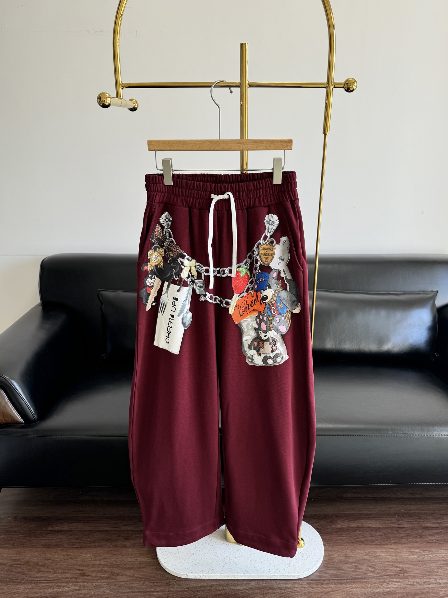 NO:707865,——CHEERi UPi 26SS early spring three-dimensional decorative wide-leg sweatpants with terry cotton lining!  The fabric is very heavy and it is indeed more sophisticated than ordinary sweatpants!  !  !  Comfortable and breathable!  The rich burgundy color has a retro and high-end feel; the trousers are decorated with three-dimensional cartoon patterns, chains, pendants and other elements, creating a strong street trend style. The loose wide-leg version has a good drape, which can accommodate leg fat and give a more casual aura when walking. Size SML,,19860909——CHEERi UPi 26SS早春立体装饰阔腿卫裤 内里毛圈棉面料！面料是很有份量的 确实要比一般的卫裤要更讲究！！！ 舒适透气！浓郁的酒红色调自带复古与高级感；裤身装饰立体的卡通图案、链条、挂件等元素,打造出强烈的街头潮流风格,宽松的阔腿版型,裤管垂坠感佳,能包容腿部赘肉,行走间更具随性气场 码数SML,,,Women's clothing