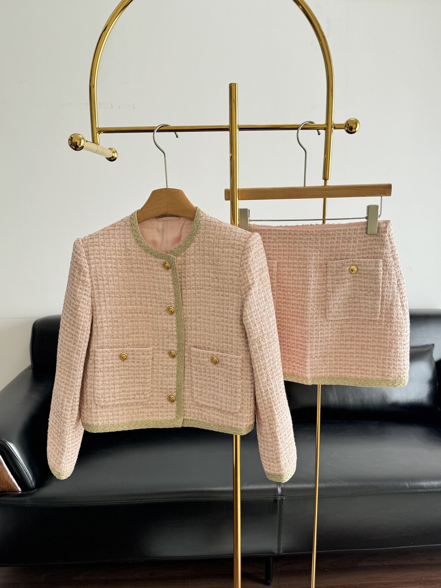NO:707863,Top, short skirt p Miu Miu pink tweed suit. Short jacket + matching skirt, pink wool blend yarn + gold filament, super beautiful three-dimensional texture, light, soft and crisp. Golden buttons on the jacket + gold filament weaving on the edge, perfect details, brand logo on the back, gold filament strips on the hem of the skirt, the overall elegance and refinement, great for holiday parties or daily wear, easily create the atmosphere of a rich family, code number sml,,miumiu,skirts,jackets &  coats,19860909上衣短裙p Miu Miu粉色粗花呢套装 短款外套+同款半裙,粉色羊毛混纺纱线+金丝纤维,立体肌理感超美,轻薄柔软又挺括.外套金色纽扣+边缘金丝编织,细节满分,后背有品牌徽标,半裙底摆金丝条饰,整体优雅精致,节日聚会或日常穿搭都很出彩,轻松打造富家千金氛围感 码数sml,,miumiu,skirts,jackets & coats,,Women's clothing