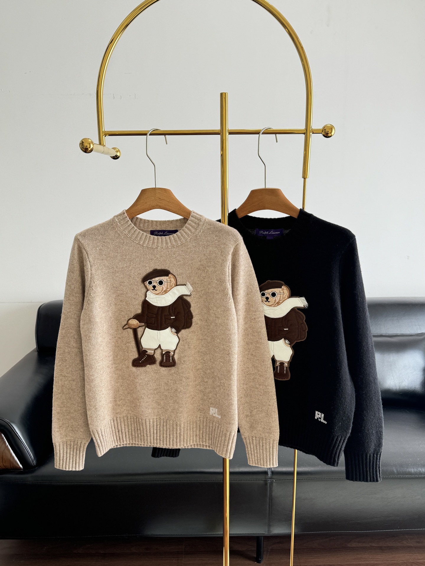 NO:708290,——Ralph Lauren Bear series knitted sweater. The oatmeal tone is very elegant, and the black is classic and elegant. The bear sweater really irritates me. The round neck design is very flattering, and the 70 wool 30 cashmere material is soft and waxy. It is so versatile for daily wear. It is full of old money style!  Wearing comfort and quality coexist. This autumn and winter, you can't live without a piece of bear knitting. Size sml, oatmeal color, black, loro piana, sweaters,19860909——Ralph Lauren拉夫劳伦小熊系列针织衫 燕麦色调很显气质,黑色经典大气 小熊毛衣真的太戳我了 圆领设计很显脸小,70羊毛30羊绒材质软软糯糯的日常穿搭太百搭了 老钱风感满满！穿着舒适度与品质感并存 这个秋冬不能没有一件小熊的针织 码数sml 燕麦色 黑色,,loro piana,sweaters,,Women's clothing
