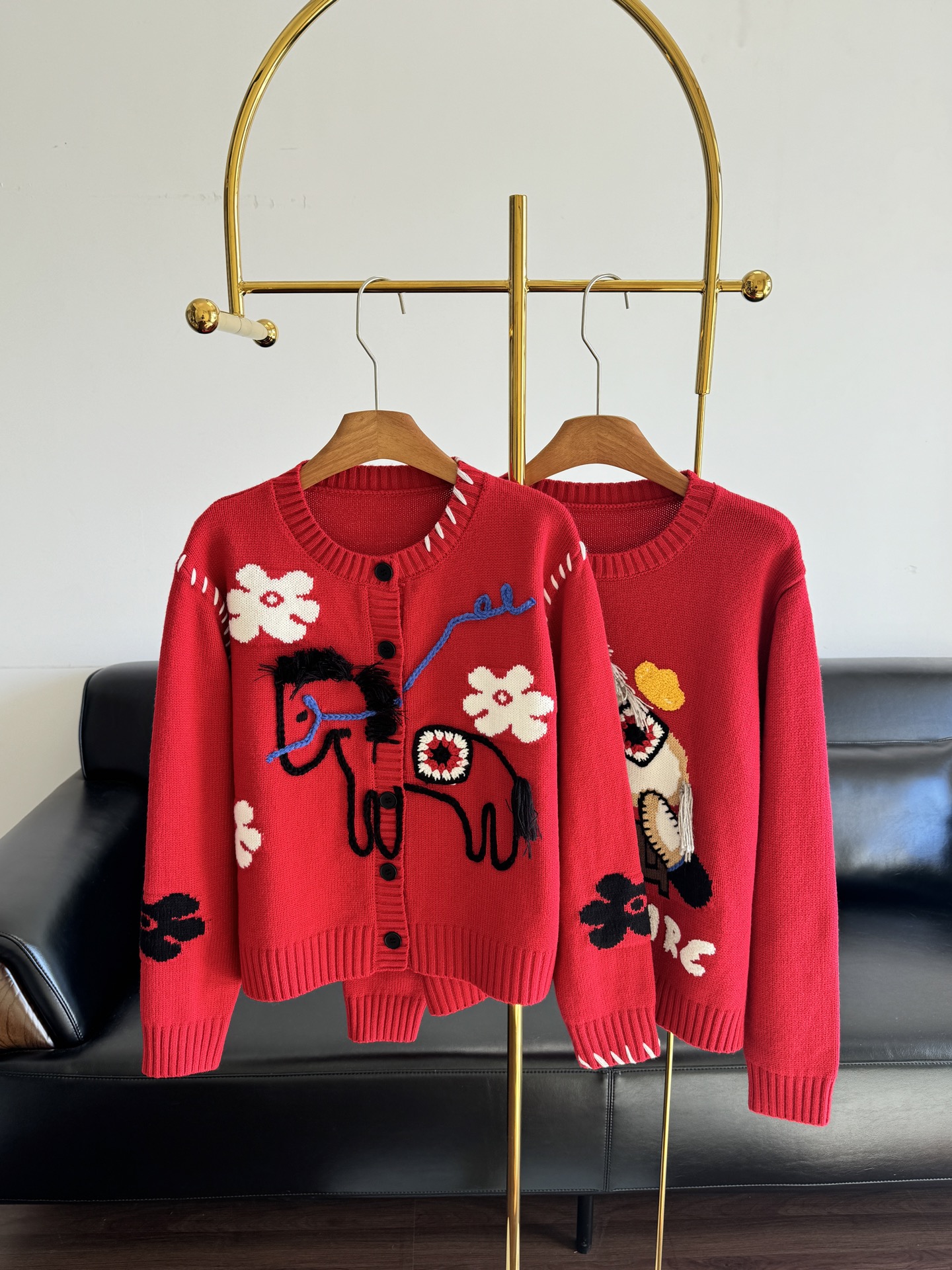 NO:708286,Cardigan sweater p FORDARE/福die 26 New Year's model 'Get rich soon' flower cardigan wool, with red as the main color on the top and bottom, with black pony and gold ingot, small flowers and brand, English logo combination element pattern, echoing the auspicious meaning of 'get rich soon' in the New Year, fun, cute and interesting and energetic. Contract your dazzling outfit for the entire New Year. Size sml knitted cardigan,,19860909开衫针织衫p FORDARE/福蝶26新年款 '马上有钱”花朵开衫 羊毛,上以红色作为主色下,搭配黑色小马和金元宝,小花以及品牌,英文logo组合元素图案,呼应新年'马上有钱'的吉祥寓意,趣味可爱中又趣味活力.承包你整个新年的亮眼穿搭. 码数sml 针织款 开衫款,,,Women's clothing