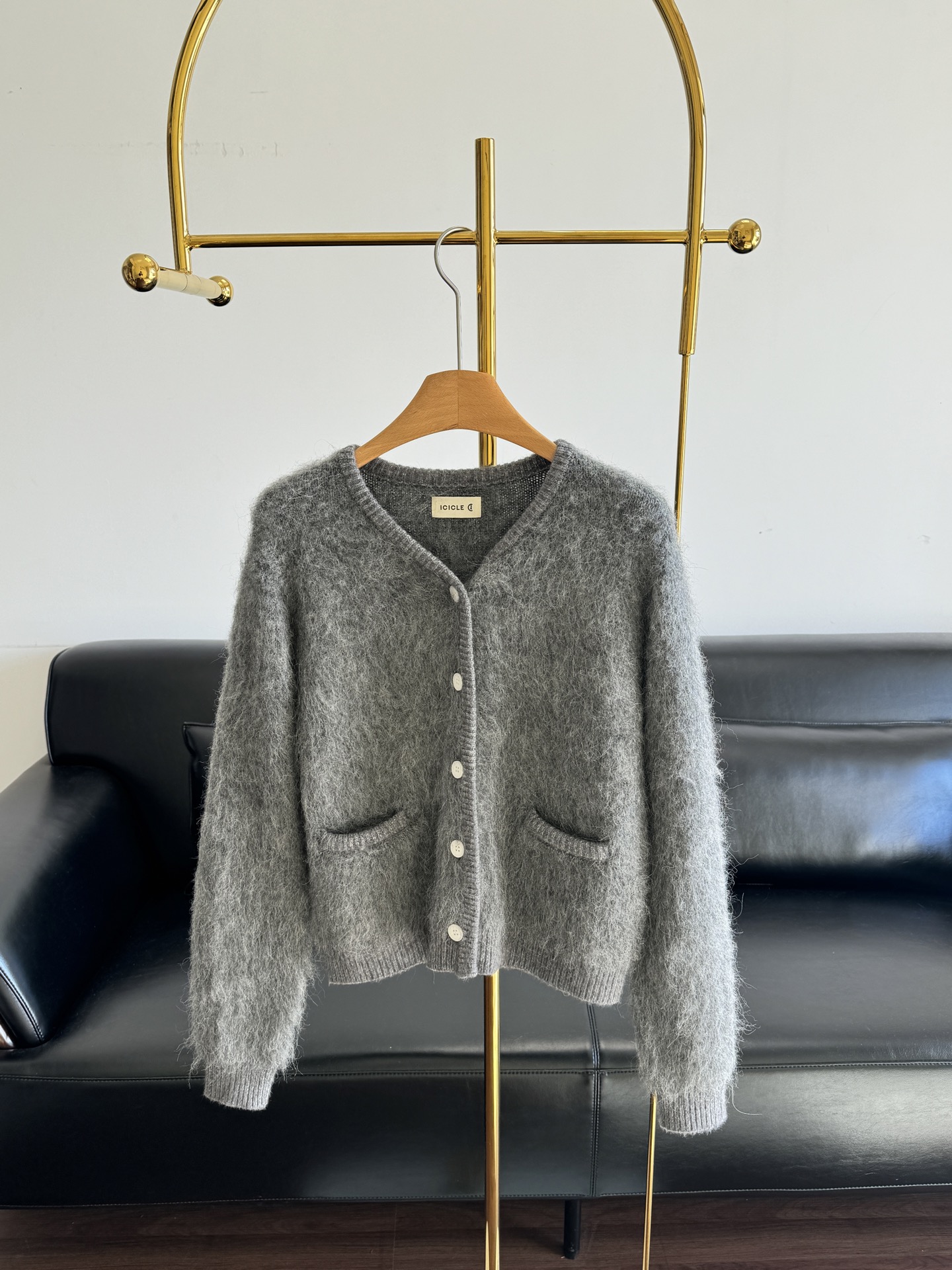 NO:708274,——ICICLE brushed cardigan This is a fashionable autumn and winter tool! Soft and waxy alpaca brushed wool is always a style that girls can't refuse. It not only retains softness and warmth, but also shows calmness and low-key luxury. The overall tone is richer and layered, the color is natural and soft, the strips are even, the texture is clear and the hair is plump and fluffy, bringing a warm and luxurious wearing experience. The loose silhouette of the garment is tolerant of various body types.  The round neck modifies the lines of the shoulders and neck, and is matched with the ribbing of the hem and cuffs. It can be worn alone or as a set, and can be worn alone or as a set. Size sml,,19860909——ICICLE 拉绒开衫 这是一款时髦秋冬利器! 软糯羊驼毛拉毛始终是女孩子无法拒绝的款,既保留柔和与温暖感 又彰显沉稳和低调静奢感,整体色调更具丰富层次感,色泽自然柔和,条干均匀,纹路清晰毛感丰盈蓬松,带来温暖奢华的穿着感受. 衣身宽松廓形,包容各种身型. 圆领修饰肩颈线条,配合下摆及袖口的罗纹收,张弛有度可单穿或成套穿, 码数sml,,,Women's clothing