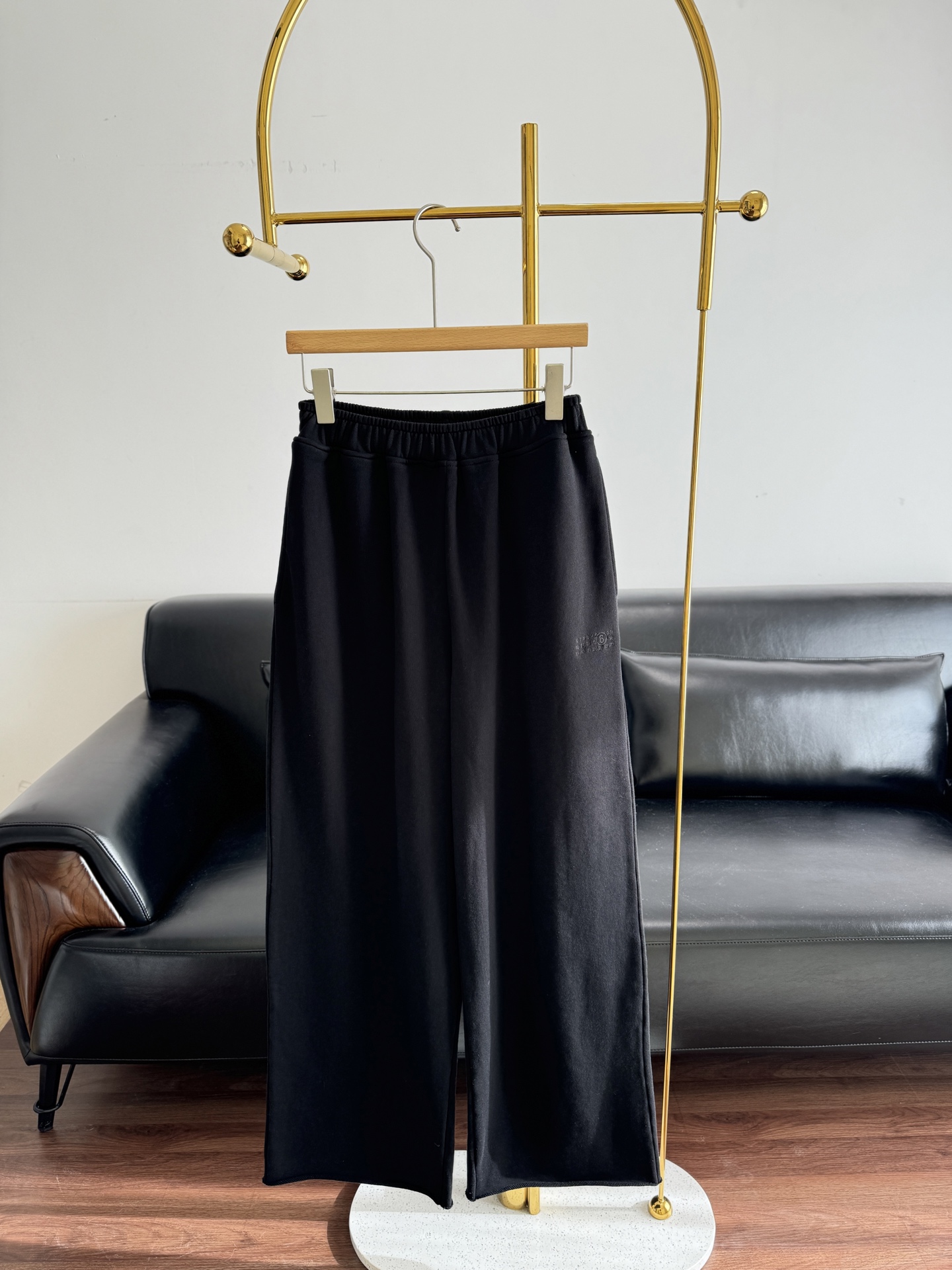 NO:708279,——MM6 straight-leg sweatpants are made of single-layer terry fabric, which is soft and comfortable, and very friendly for daily wear! The elastic waist has an inner drawstring design, the trouser legs are rolled, and the loose straight version makes it easy to handle the lazy and casual style. The black color is versatile and can be worn with T-shirts, sweaters, and sneakers. It is very suitable for spring and autumn ~ American casual style. Size: sml, masion margiela, sneakers, tees, t-shirt,19860909——mm6直筒卫裤 采用单层毛圈面料,柔软舒适,日常穿搭超友好!松紧腰内里抽绳设计,裤腿卷边,宽松直筒版型,慵懒随性风格轻松拿捏.黑色百搭随便配T恤针织衫,运动鞋都OK,春秋季节穿超合适~美式休闲风 码数sml,,masion margiela,sneakers,tees，t-shirt,,Women's clothing