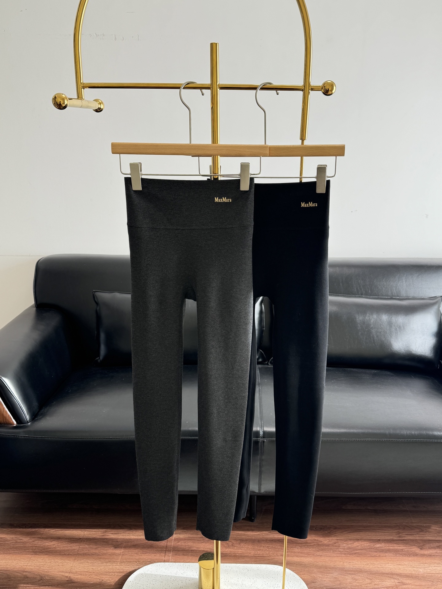 NO:708618,——Max brushed leggings are the best gift for women this winter  High waist and widened design, enlarged hips design to accommodate more body shapes, fit the buttocks better, no crotch drop, no curling, crotch, hip and thigh design can better hide fat, four-needle stitching, stitching line hemming process  , the wiring is flat, and it looks very high-end when you get it. The close-fitting thing will not create awkward lines, let alone flesh, the heat storage performance is super good, it is skin-friendly and warm, the upper body is light, and there is no sense of restraint, eliminating bloat and making the legs appear slender!  So it is definitely good news for you this winter!  Size m l xl gray black,,19860909——Max 磨毛打底裤 这个冬季带给女性最好的礼物 高腰加宽设计,臀部加大设计更多身形包纳,更贴合臀部,不掉裆,不卷边,裆部臀部大腿根部的设计能更好的隐藏脂肪,四针拼缝,拼接线包边工艺,平整走线,拿到货就很高档,贴身的东西不会勒出尴尬线,更不会硌肉,蓄热性能超级好,亲肤保暖,上身轻盈,觉无束缚感,杜绝臃肿,显腿细长！ 所以它绝对是你这个冬季的福音！ 码数m l xl 灰色 黑色,,,Women's clothing