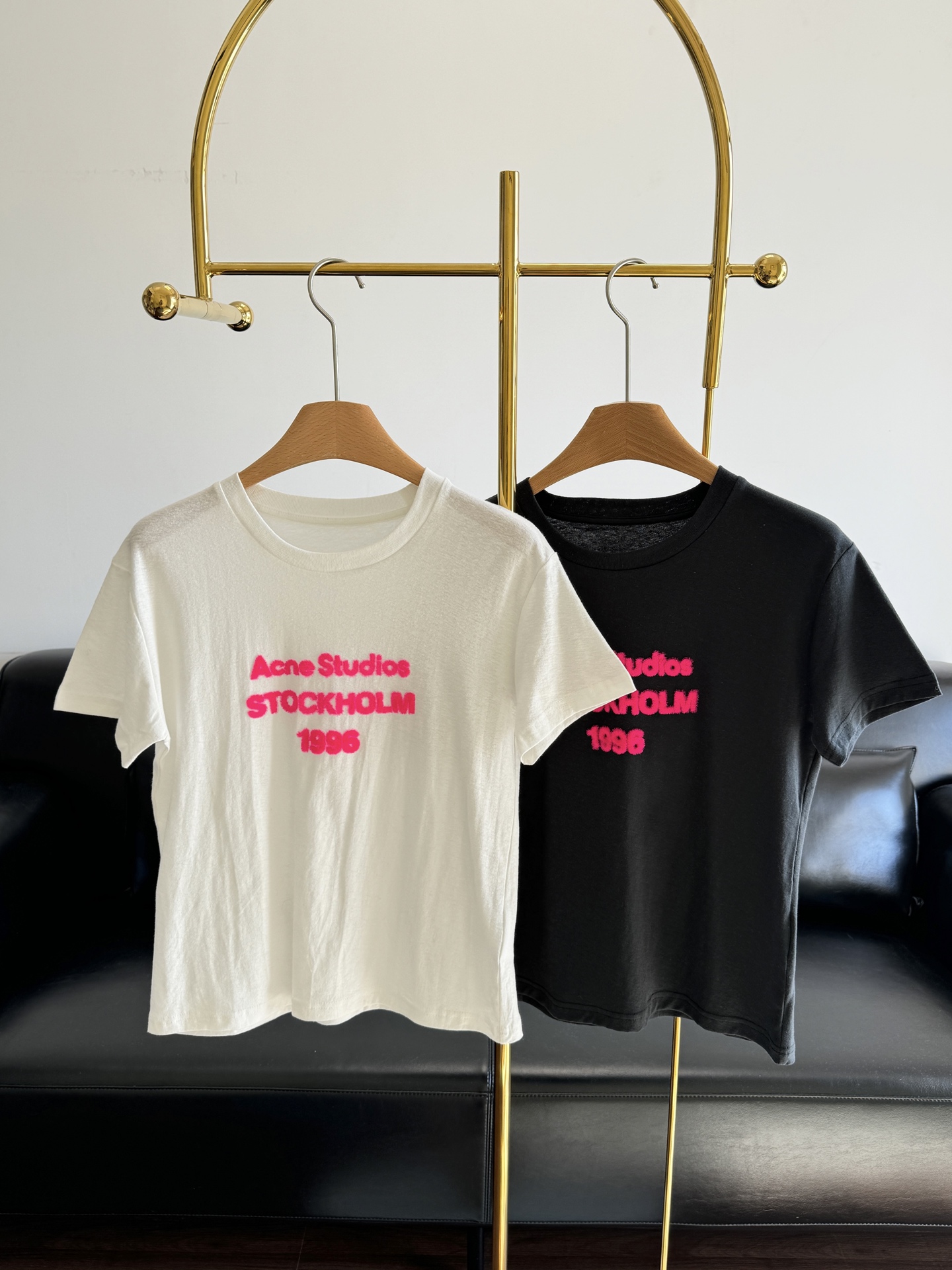 NO:708622,——Acne 26Ss limited new model 1996 letter flocked long-sleeved T-shirt. The flocking printing process makes the letters three-dimensional and textured, getting rid of the monotony of flat printing. The soft and skin-friendly cotton fabric is super comfortable for the upper body. The short version is not flattering on the figure. The white version is fresh and the gray is cool, which can meet the needs of various body types. Whether worn alone or as a base, it can be easily controlled and is highly matchable!  Size sml white gray,acne studios,tees,t-shirt,19860909——Acne 26Ss限定新款 1996字母植绒长袖T恤 植绒印花工艺让字母立体有质感,摆脱平面印花的单调.软糯亲肤的棉面料上身超舒适,短款版型不挑身材,白款清新、灰色酷飒,能满足各种身材需求.无论是单穿还是作为打底,都能轻松驾驭,搭配性超强！ 码数sml 白色 灰色,,acne studios,tees，t-shirt,,Women's clothing