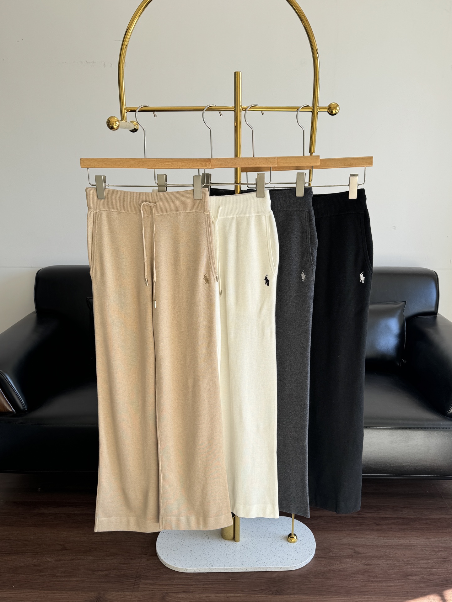 NO:708630,——Ralph Lauren drawstring sweatpants. These are the best pants that can be directly regarded as gods. They are the best and most beautiful pants to wear!  He comes very versatile!  And the legs really look good!  A must-have for no-brainer outfits!  Wool texture is amazing!  The details are amazing, the material is soft and waxy, very skin-friendly, the upper body has just the right sense of relaxation, it is stylish and covers the flesh, the size is sml, white, gray, black, khaki,,19860909——拉夫劳伦 抽绳卫裤 直接封神的好裤最最最好穿又巨好看的神裤！他来了很百搭！且真的显得腿型好啊！ 无脑穿搭必入款！羊毛质感超赞！细节好到爆,材质软软糯糯非常亲肤上身是那种刚刚好的松弛感,有型也遮肉 码数sml 白色 灰色 黑色 卡其,,,Women's clothing