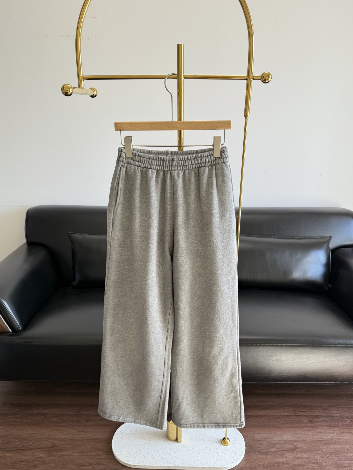 NO:709004,——ACNE Gradient Spray Color Dirty and Velvet Sweatpants for a lazy winter atmosphere. It is made of g-heavy pure cotton terry cloth as the base, with velvet inside. The velvet surface is as fine as a cloud. It does not feel itchy when worn close to the body. It can also lock in warmth when worn alone. The outer layer of pure cotton fabric has been washed and brushed, which feels soft and waxy and is not easy to pill or deform. It still maintains a fluffy texture after being worn for a long time.  The letters and spray colors on the trousers are distressed and smudged, and the hand-sprayed mottled texture makes each pair of sweatpants unique, breaking the monotony of solid-color sweatpants; embedded invisible pockets are made on both sides, with enough capacity to hold mobile phones and keys, which is beautiful and practical. Casually paired with a slim top + dad shoes, the exposed waist design creates a golden ratio of short top and long bottom, making you instantly become a street hottie;  Wear a lazy style oversize sweatshirt/sweater, paired with canvas shoes, just grab a jacket and go out, suitable for daily commuting and shopping. Sizes S-M-L,,acne studios,versace,hoodie,sweatshirts,jackets & coats,sweaters,gold,19860909——ACNE渐变喷色脏脏加绒卫裤 冬日慵懒氛围感天花板 采用g重磅纯棉毛圈布为基底,内里加绒,绒面细腻如云朵,贴身穿无刺痒感,单穿也能锁住暖意；外层纯棉面料做了洗水磨毛处理,触感软糯且不易起球、变形,久穿依旧保持蓬松质感. 裤身的字母与喷色做了做旧脏脏晕染处理,手工喷色的斑驳纹理让每一条卫裤都独一无二,打破纯色卫裤的单调感； 两侧做了嵌入式隐形口袋,容量足够放下手机、钥匙,美观又实用. 休闲搭配修身上衣+老爹鞋,露腰设计打造上短下长的黄金比例,秒变街头辣妹； 慵懒风外搭oversize卫衣/毛衣,搭配帆布鞋,随手抓件外套就能出门,适合日常通勤、逛吃 尺码S-M-L,,acne studios,versace,hoodie,sweatshirts,jackets & coats,sweaters,gold,,Women's clothing