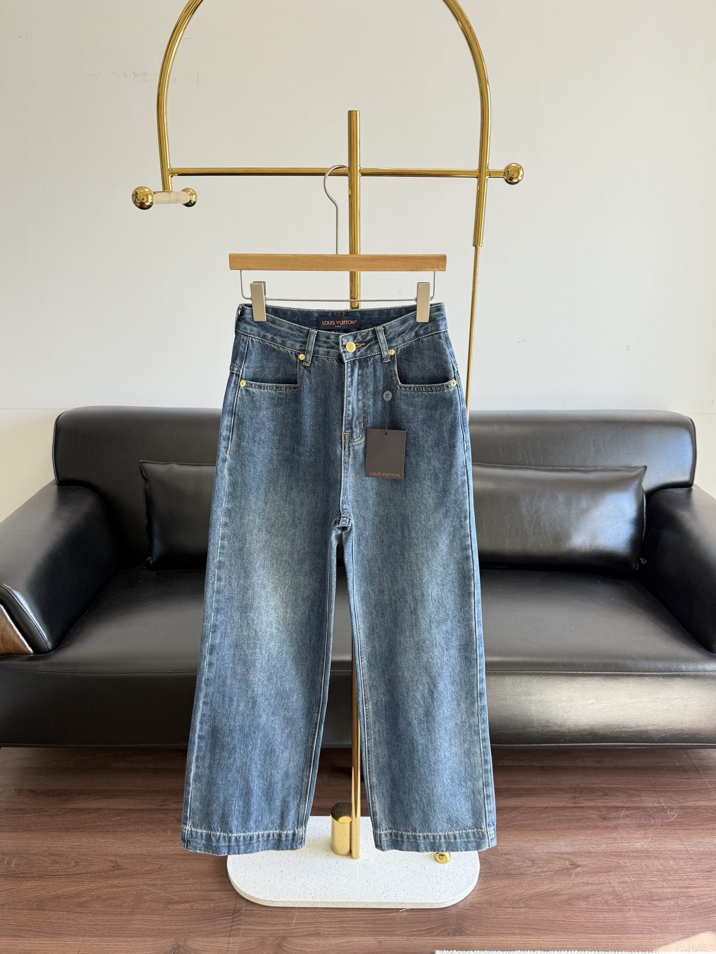 NO:709012,——LV Monogram embroidered regular straight jeans LV Monogram embroidered jeans, classic blue washed fabrics, with Monogram embroidery all over the back pocket, highly recognizable for the brand. The loose straight fit is comfortable and fashionable, and can be easily worn in daily casual or street style. High-quality cotton material, soft and durable, full of details, and the LV leather label on the back waist is super textured! Pair it with a simple top or sneakers, and you can easily get a high-end look~ Size number sml,, louis  vuitton,sneakers,jeans,19860909——LV Monogram刺绣常规款直筒牛仔裤 LV Monogram刺绣牛仔裤,经典蓝色水洗面料,后袋满印Monogram刺绣,品牌辨识度超高.宽松直筒版型,舒适又时髦,日常休闲或街头风都能轻松驾驭.高品质棉料,柔软耐穿,细节满分,后腰LV皮标超有质感!搭配简约上衣或运动鞋,轻松get高级感穿搭~ 码数sml,,louis vuitton,sneakers,jeans,,Women's clothing