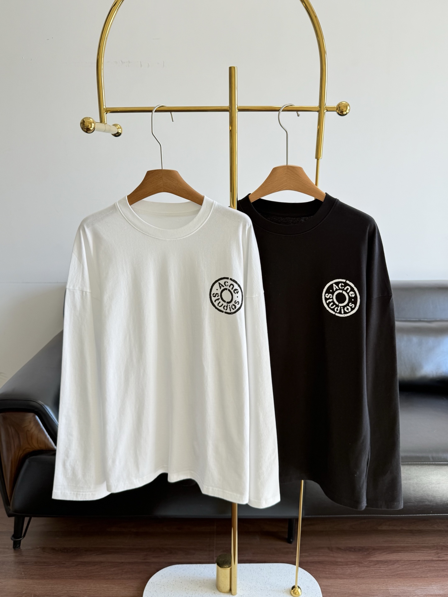 NO:709000,——Acne Studios printed long-sleeved T-shirt made of pure cotton!  The Acne series is irresistible even though it is deeply planted and still has a loose fit! Every piece looks good, casual, relaxed and cool. It is also an indispensable long-sleeved base layer in the wardrobe~ Size sml white black, acne studios, dior, tees, t-shirt,19860909——Acne Studios 印花长袖T恤 纯棉面料！深深种草依旧宽松版型 Acne系列真的无法抵抗!每一件都好好看 随性又松弛还挺酷的 也是衣柜里必不可少的一件长袖打底~ 码数sml 白色 黑色,,acne studios,dior,tees，t-shirt,,Women's clothing