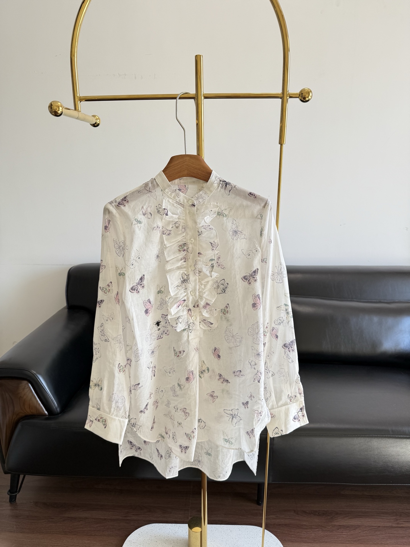 NO:709015,——Dior butterfly print ruffle shirt Early spring series butterfly print ruffle shirt, light and breathable fabric, light beige base with purple butterfly print, romantic and elegant. Ruffle neckline + exquisite buttons, perfect details, loose cut, comfortable and fashionable, can be easily worn in daily or light formal occasions. Paired with denim skirt or high-waist pants, fresh and elegant, easy to get Dior style! Size sml,, dior, skirts, shirts,19860909——Dior蝴蝶印花荷叶边衬衫 早春系列蝴蝶印花荷叶边衬衫,轻薄透气面料,浅米色底配紫色蝴蝶印花,浪漫优雅.荷叶边领口+精致纽扣,细节满分,剪裁宽松,舒适又时髦,日常或轻正式场合都能轻松驾驭.搭配牛仔裙或高腰裤,清新又有气质,轻松getDior风格! 码数sml,,dior,skirts,shirts,,Women's clothing