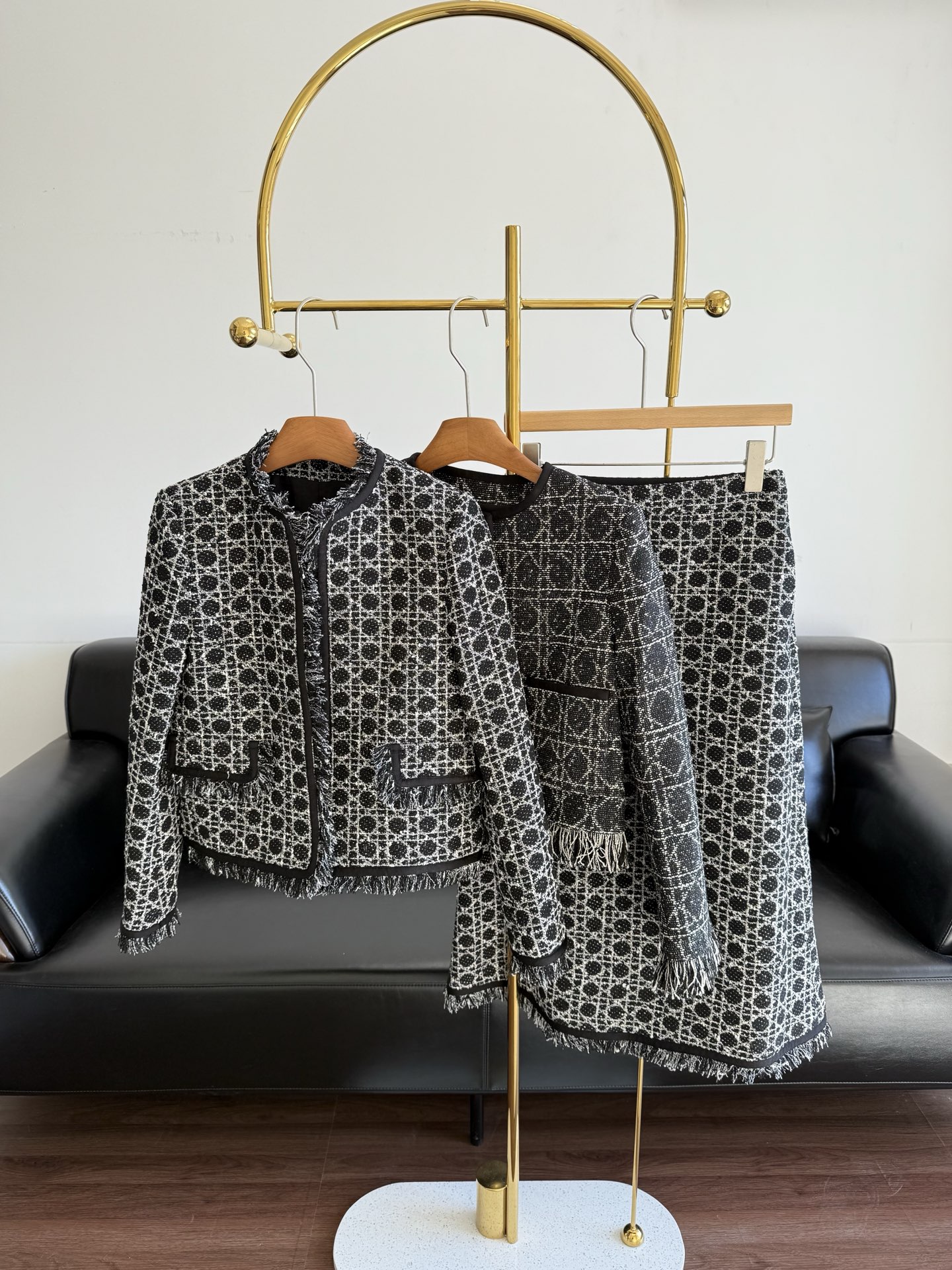 NO:709019,Raw edge buttoned skirt Dior Dior 2025 autumn and winter tweed cannage embroidered short jacket. The classic oversized cannage pattern is carefully crafted from black and white cotton blended tweed technical fabrics to highlight the texture effect. It has a casual short fit design with front patch pockets. The grosgrain details and black resin beaded button closure decorated with the CD logo are unique and inspired by  Dior's classic earrings. Can be paired with this season's skirts to create a haute couture style. Size SML Raw edge buttoned skirt, dior, dior, skirts, jackets & coats, jackets & coats, earrings,19860909毛边款纽扣款半裙 Dior 迪奥2025秋冬 粗花呢藤格纹刺绣短款夹克外套 . 经典的超大藤格纹图案 采用黑色和白色棉质混纺粗花呢科技面料精心制作,突显纹理效果,休闲短款版型设计,搭配正面贴袋.罗缎细节和饰以 CD 标志的黑色树脂珠饰纽扣开合别具一格,灵感源自 迪奥经典的耳环.可与本季的半身裙搭配,打造高订风格造型. 码数SML 毛边款 纽扣款 半裙,,dior,dior,skirts,jackets & coats,jackets & coats,earrings,,Women's clothing