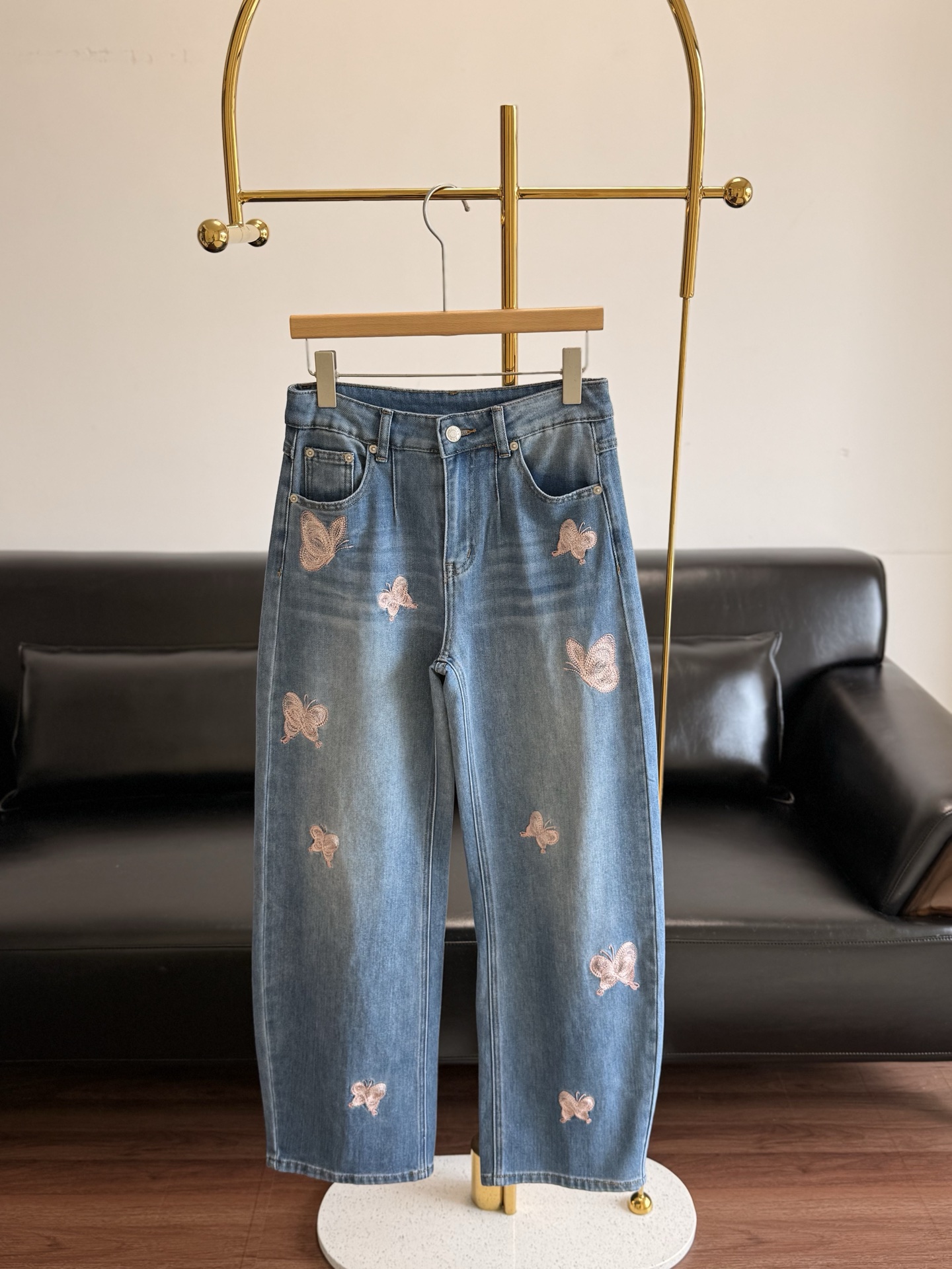 NO:739133,——ANN's same style butterfly embroidered scimitar regular jeans. ANN's popular butterfly scimitar jeans are legendary!  The scimitar wide-leg version hides the flesh and shows off the waist-to-hip ratio, and the butterfly embroidery is super exquisite. Whoever wears the original custom-made texture will love it ~ Made of double-yarn denim fabric, the texture is three-dimensional and soft to the touch, while retaining the stiffness of the denim fabric and not easy to deform and pilling after long-term wear. The light blue washed old tone has a retro atmosphere.  The scimitar-style curvature of the trouser line drapes naturally along the leg line, which not only makes the legs straight, but also optimizes the waist-to-hip ratio and makes the body curve more beautiful; the high waistline design accurately raises the waistline, visually transforming into a 'nine-headed body'. Butterfly embroidery three-dimensional embroidery pattern, pink and white embroidery thread outlines the flexible shape of the butterfly. What is even more striking is the hand-made bead embellishment on the embroidery. Each bead is sewn by hand, reflecting the fine luster under the light, which is three-dimensional and exquisite.  A pair of jeans that can be worn in all seasons, so versatile that it screams size S-M-L,,jeans,19860909——ANN同款 蝴蝶绣花弯刀常规款牛仔裤 ANN爆款蝴蝶弯刀牛仔裤封神了！弯刀阔腿版型藏肉又显腰臀比,蝴蝶刺绣超精致,原版定制的质感谁穿谁爱～ 双纱牛仔面料打造,纹理立体、手感柔软,同时保留了牛仔面料的挺括度,久穿不易变形、起球.浅蓝水洗做旧的色调,自带复古氛围感. 弯刀式的裤线弧度,顺着腿部线条自然垂坠,不仅显腿直,还能优化腰臀比,让身形曲线更优美；高腰线设计精准拉高腰线,视觉上秒变“九头身” 蝴蝶刺绣立体刺绣图案,粉白相间的绣线勾勒出蝴蝶的灵动形态,更点睛的是刺绣上的手工珠点缀,每一颗珠子都由手工缝制,灯光下折射出细碎光泽,立体又精致 一条穿四季的牛仔,百搭到尖叫 尺码S-M-L,,jeans,,Women's clothing