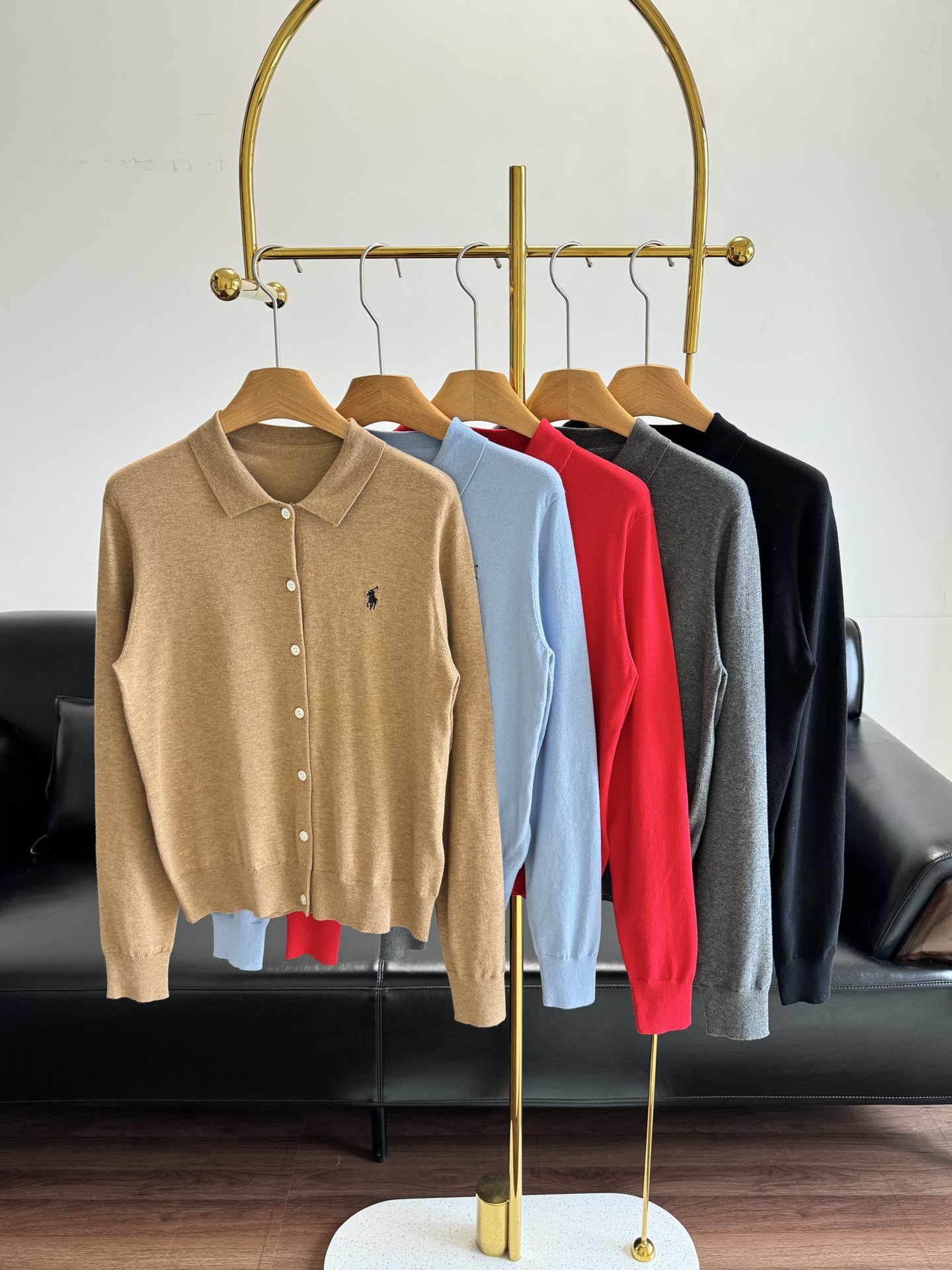 NO:739117,——Ralph Lauren's same style logo embroidered five-color knitted cardigan. This knitted cardigan uses high-quality cotton as the main fabric, bringing a comfortable experience with natural texture. The cotton fiber is soft and skin-friendly, with good breathability, allowing the skin to breathe freely. The hem is threaded, the shape is neat, and the silhouette is clear. Single-breasted opening and closing design, double-layer knitted reinforcement on the placket, with ultra-fine thread weaving, good stability and not easy to deform!  The overall fit is a well-tailored silhouette!  Elegant and sophisticated!  Very fashionable!  !  It can be easily controlled whether it is leisure or commuting. Size sml khaki red gray light blue black 5 colors,,19860909——拉夫劳伦同款 logo刺绣五色针织开衫 选优质棉作为主要面料的针织开衫,以天然质感带来舒适体验.棉纤维柔软亲肤,透气性佳,让肌肤自在呼吸, 底摆螺纹收边,衣形工整,版型轮廓清晰. 单排扣开合设计,门襟出双层针织加固,搭配超细螺纹织法,稳定性好,不易变形！ 整体是合身得体的剪裁廓形！优雅精致！很有时尚腔调！！无论是休闲还是通勤场景都能轻松驾驭. 码数sml 卡其 红色 灰色 浅蓝色 黑色5个色,,,Women's clothing