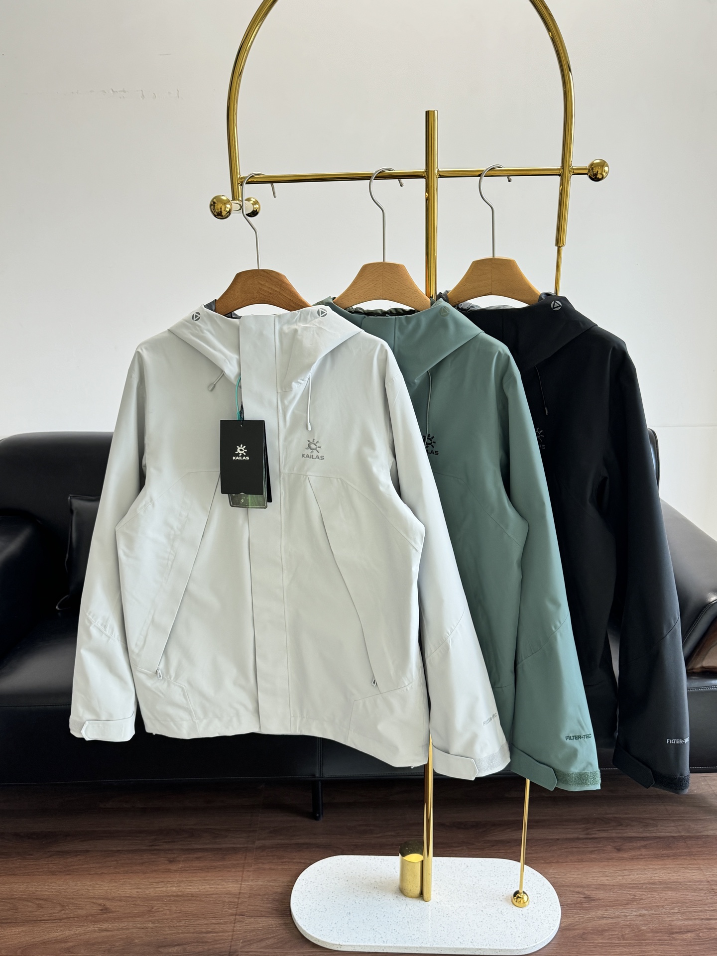 NO:739122,——KAILAS Windproof and waterproof outdoor sports hiking and mountaineering jackets are the same for men and women. It has 3D cutting technology and is ergonomically designed. Whether it is a man's straight figure or a woman's soft curves, it can be perfectly displayed, allowing fashion and function to coexist. This jacket is not only a powerful assistant for outdoor adventures, but also a fashionable item in daily wear. Whether it is paired with casual pants or jeans, it can be easily controlled and show off your personality!!! Size m-2xl Gray Green  black,,jeans,jackets & coats,19860909——KAILAS凯乐石 冲锋衣防风防水户外运动徒步登山服外套男女同款 3D立体剪裁工艺,贴合人体工学,无论是男士的挺拔身姿还是女士的柔美曲线,都能得到完美展现,让时尚与功能并存. 这款冲锋衣不仅是户外探险的得力助手,更是日常穿搭中的时尚单品,无论是搭配休闲裤还是牛仔裤,都能轻松驾驭,彰显个性风采!!! 尺码m-2xl 灰色 绿色 黑色,,jeans,jackets & coats,,Women's clothing