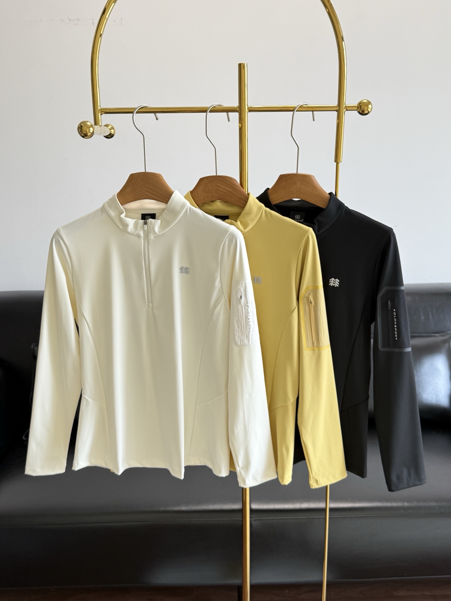 NO:739694,——KOLON SPORT's same style half-zip long-sleeved T-shirt. The stand-up collar design is neat and energetic, and it doesn't pick up the face shape at all. The tailoring is just right. It is suitable for daily commuting and outdoor hiking. It can be worn with eyes closed. 'Kolon's piece really balances practicality and texture to the extreme! Size m-xxl white yellow black,, tees, t-shirt,19860909——KOLON SPORT可隆同款 半拉链长袖T恤 立领设计利落又精神,完全不挑脸型 剪裁是恰到好处的版型 日常通勤、户外徒步都适配 闭眼穿都不出错”的可隆这件真的是把实用和质感平衡到了极致！ 码数m-xxl 白色 黄色 黑色,,tees，t-shirt,,Women's clothing