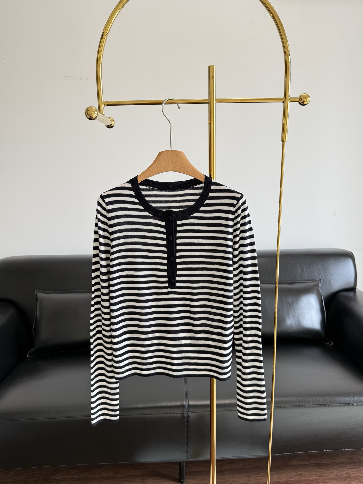 NO:739682,——Max Mara's same style half-front striped knitted long-sleeve can be worn in every moment of daily life. Max Mara's classic black and white striped knitted piece is made of high-count fine yarn to create a clear texture, soft and waxy yet stiff, and feels like a second skin. The half-front henley collar design, neatly embellished with four black buttons, breaks the dullness and brings an inadvertent sexiness.  The classic sea soul stripe is a fashionable code that never goes out of style. When worn alone, the collar is slightly open to reveal the clavicle line, which is casual and high-end; layered with a windbreaker or suit, it can instantly brighten the overall look, and can be easily held in various scenes such as commuting, dating, vacations, etc. Effortless elegance is Max Mara-style high-end. This striped knitted piece is the classic item in your wardrobe that you will not get tired of for ten years. Size sml,, business suit,19860909——Max Mara 同款半开襟条纹针织长袖 穿进日常的每一刻. Max Mara这件经典黑白条纹针织,用高支细纱织就清透肌理,软糯却挺括,贴肤如第二层肌肤.半开襟亨利领设计,四颗黑扣利落点缀,打破沉闷,又自带不经意的性感. 经典海魂条纹,是永不过时的时髦密码.单穿时,领口微敞露出锁骨线条,随性又高级；叠穿风衣、西装,又能瞬间点亮整体造型,轻松hold住通勤、约会、度假等多种场景. 不费力的优雅,才是Max Mara式的高级.这件条纹针织,是你衣橱里那件穿十年都不会腻的经典单品. 码数sml,,business suit,,Women's clothing