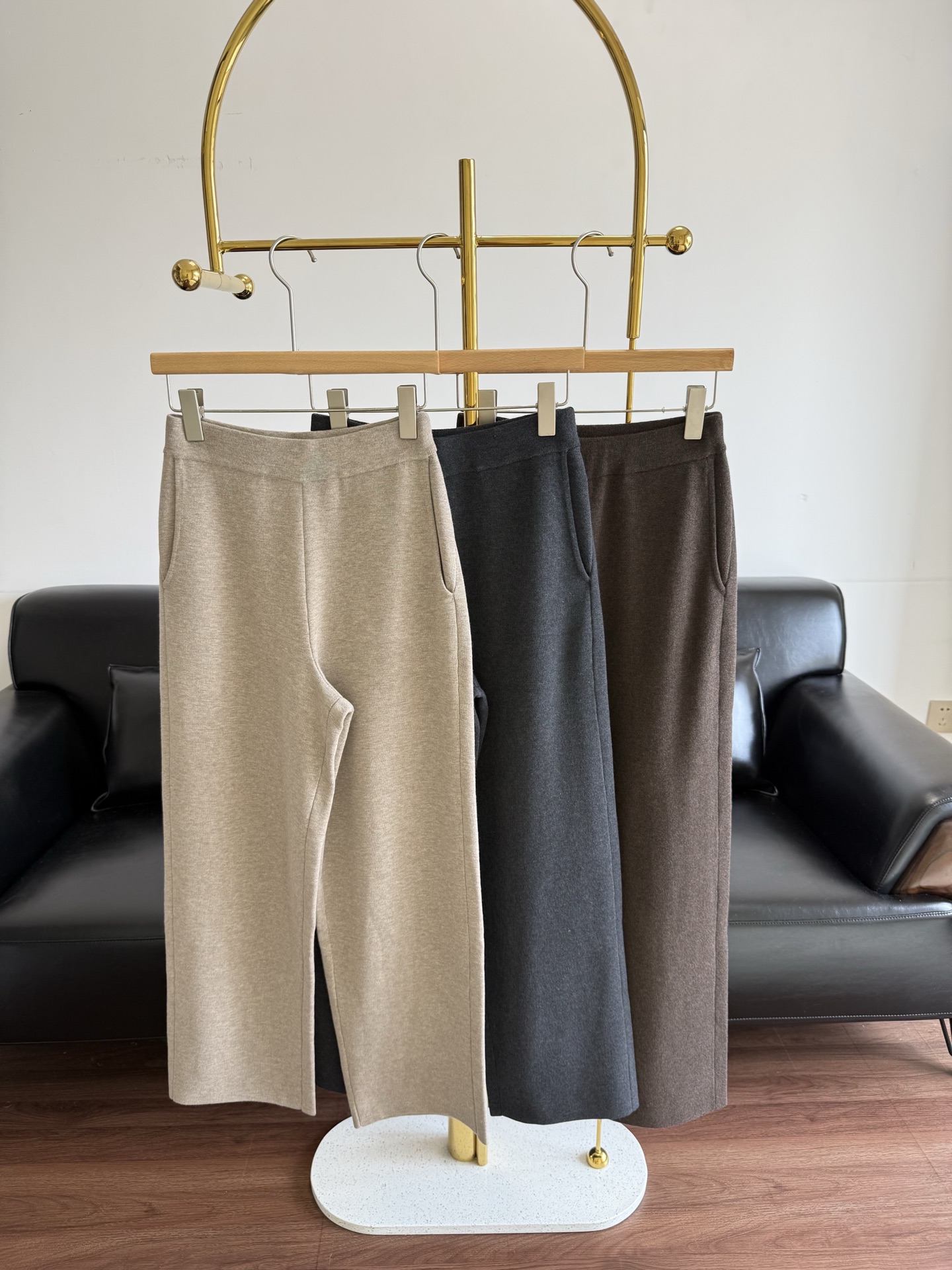 NO:739705,——ICICLE’s knitted trousers of the same style are really highly recommended!  Special old money style, German Yangtze Merino wool, four-flat knitting method, high elasticity and drape, not easy to deform. The pants have an elastic waist and two pockets on the side. It has a sporty and casual feel. The relaxed style of old money.  It’s so heavy, you’d think it was a woven fabric from a distance! It’s actually knitted from wool, which is tighter than cloth and has a better skeleton feel. The woven fabric has a sculptural and skeleton feel that’s about to stand up! The fabric is tight, flat, delicate, and not easy to deform. The best advantage of this material is that it’s not easy to pill! It won’t deform easily after being worn for a long time! It’s easy to take care of!  The elastic waist design has a slightly loose version, which is not limited to any body shape. It can cleverly modify the hips and buttocks, making the legs slimmer and longer. It shows a fashionable air and comfort when walking. The knitted hat is fashionable and reduces age, making the face smaller, and is stylish. It has good elasticity and does not stretch into the forehead, warm and comfortable. Size m-xl, apricot gray coffee color, hats,19860909——ICICLE之禾同款 针织长裤 真的特别推荐！特别的老钱风,德国扬子美丽诺羊毛,四平针织法,高弹垂坠,不易变形.裤子松紧腰,侧边有两个口袋.运动休闲感.老钱的松驰风. 超重磅,远远看你会以为是一条梭织布面!实际上就是羊毛针织的,比布面还紧实,骨架感还要好的针织.织出来的雕塑感,骨架感铮然欲立!!织面紧实,平整,精致,也不易变形,这个料子蕞好的优点就是不易起球!久穿不易变型!还好打理哦！ 松紧腰设计微宽松的版型,不限身材 能巧妙的修饰胯和臀,显瘦显腿长 行走间展现时髦空气感和舒适度 针织帽时髦减龄显脸小,佰搭有型 回弹性好不勒额头,温暖舒适 码数m-xl 杏色 灰色 咖色,,hats,,Women's clothing