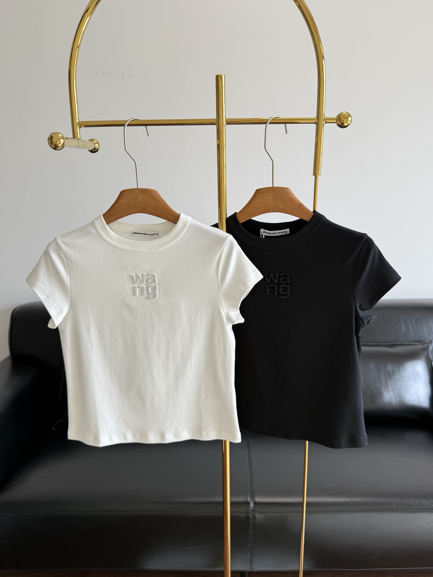NO:739696,——Alexanderwang's same three-dimensional laminated and hot-drilled short-sleeved T-shirt for women. Three-dimensional laminated letters with high-temperature diamond-pasting technology. It is Wang's signature design. It has highlights but is not too exaggerated. It is low-key and luxurious with a bit of cool handsomeness. High-elastic smooth cotton fabric with a little thickness. It feels soft and delicate. This fabric is worth buying. The comfort can be felt on the upper body. The slim fit with straight shoulders and small flying sleeves makes you look slimmer than expected. The size is S.M.L.  Color black.white,,alexander wang,T-shirt,tees,t-shirt,19860909——alexanderwang同款立体压胶烫钻短袖T恤女 立体压胶字母搭配高温贴钻工艺 是大王的标志性设计 有亮点又不会太夸张 低调奢华又带点酷酷的帅气 高弹爽滑棉面料 带点厚度 手感柔软细腻 就冲这个面料都很值得入手 上身就能感受到的舒适 正肩修身版型加上小飞袖 比想象中还要显瘦板正 码数S.M.L 颜色黑色.白色,,alexander wang,T-shirt,tees，t-shirt,,Women's clothing