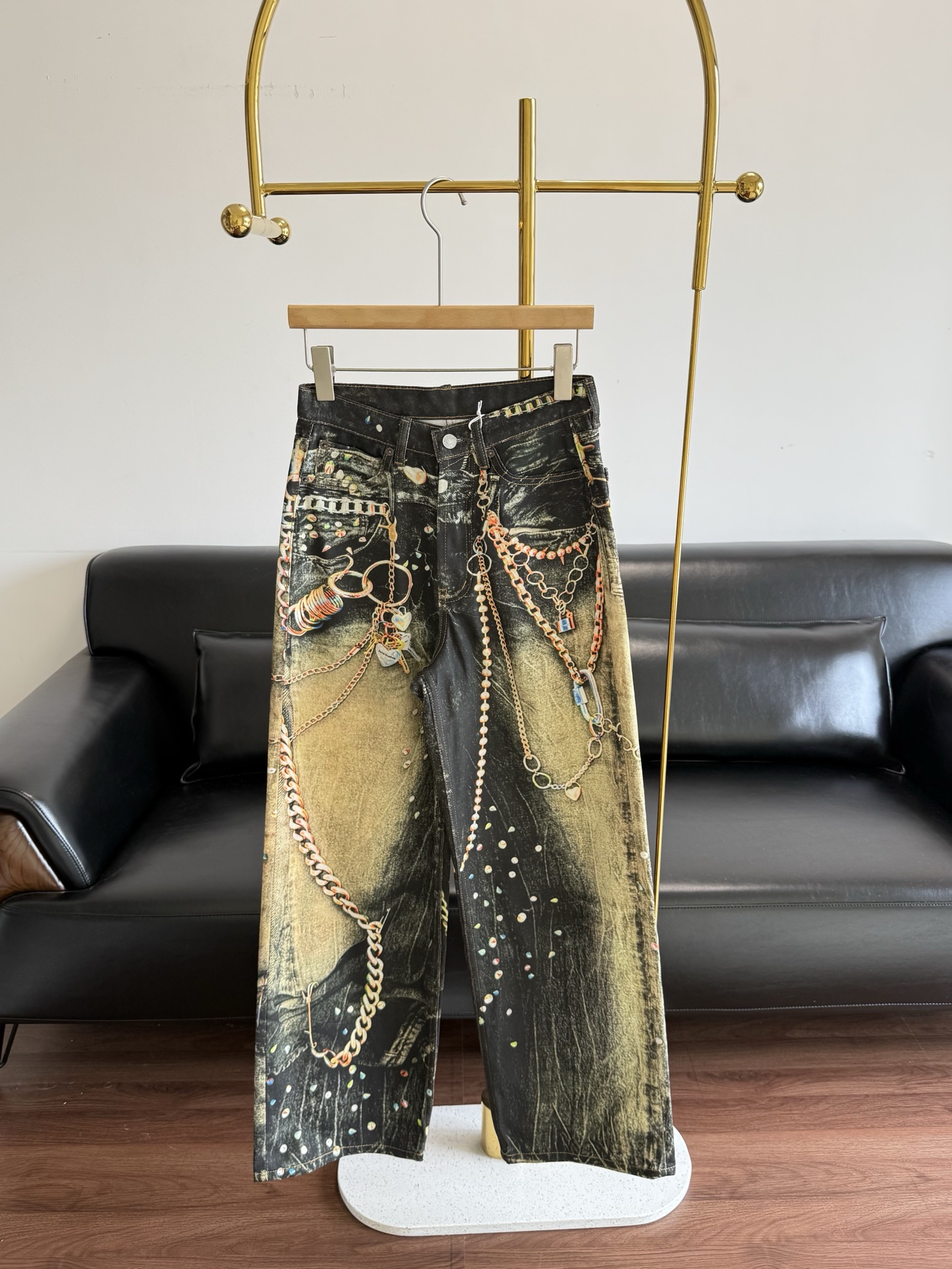 NO:739688,——ACNE 3D digital printing limited edition regular jeans. Who knows!  I welded these Acne limited edition pants to the legs. The twill texture of heavy-weight denim fabric is used to show a delicate luster under the light. It uses the industry's top 3D direct-injection digital printing technology to engrav metal chains, rivets, gems and other decorative elements on the pants body with ultra-high-definition precision. It is visually indistinguishable from real decoration!  Continuing the iconic low-waisted wide-leg version, it uses 'relaxation' as the core to create an inclusive cut with micro-tapered trousers that naturally relax from the crotch, effectively modifying the problem of wide hips and thick legs for pear-shaped figures, taking into account both styling and wearing comfort. Wear it with a short top to look like a hot girl, and with a white shirt to look like a cool girl, you can do it at music festivals, at work, or on dates!  Size 26 27 28 29,,acne studios,jeans,shirts,19860909——ACNE 3D数码印花限定常规款牛仔裤 谁懂啊！这条Acne限定裤我焊在腿了 选用重磅丹宁面料自带的斜纹肌理在光线下呈现细腻光泽 采用行业顶尖的3D直喷数码印花技术,将金属链条、铆钉、宝石等装饰元素以超高清精度印刻在裤身,视觉上与真实装饰毫无二致！ 延续标志性的低腰阔腿版型,以“松弛感”为核心打造包容性剪裁从胯部开始自然放宽的微锥型裤管,有效修饰梨形身材的胯宽腿粗问题,兼顾造型感与穿着舒适度. 搭短上衣是辣妹,搭白衬衫是拽姐,音乐节/上班/约会一条搞定！ 尺码26 27 28 29,,acne studios,jeans,shirts,,Women's clothing