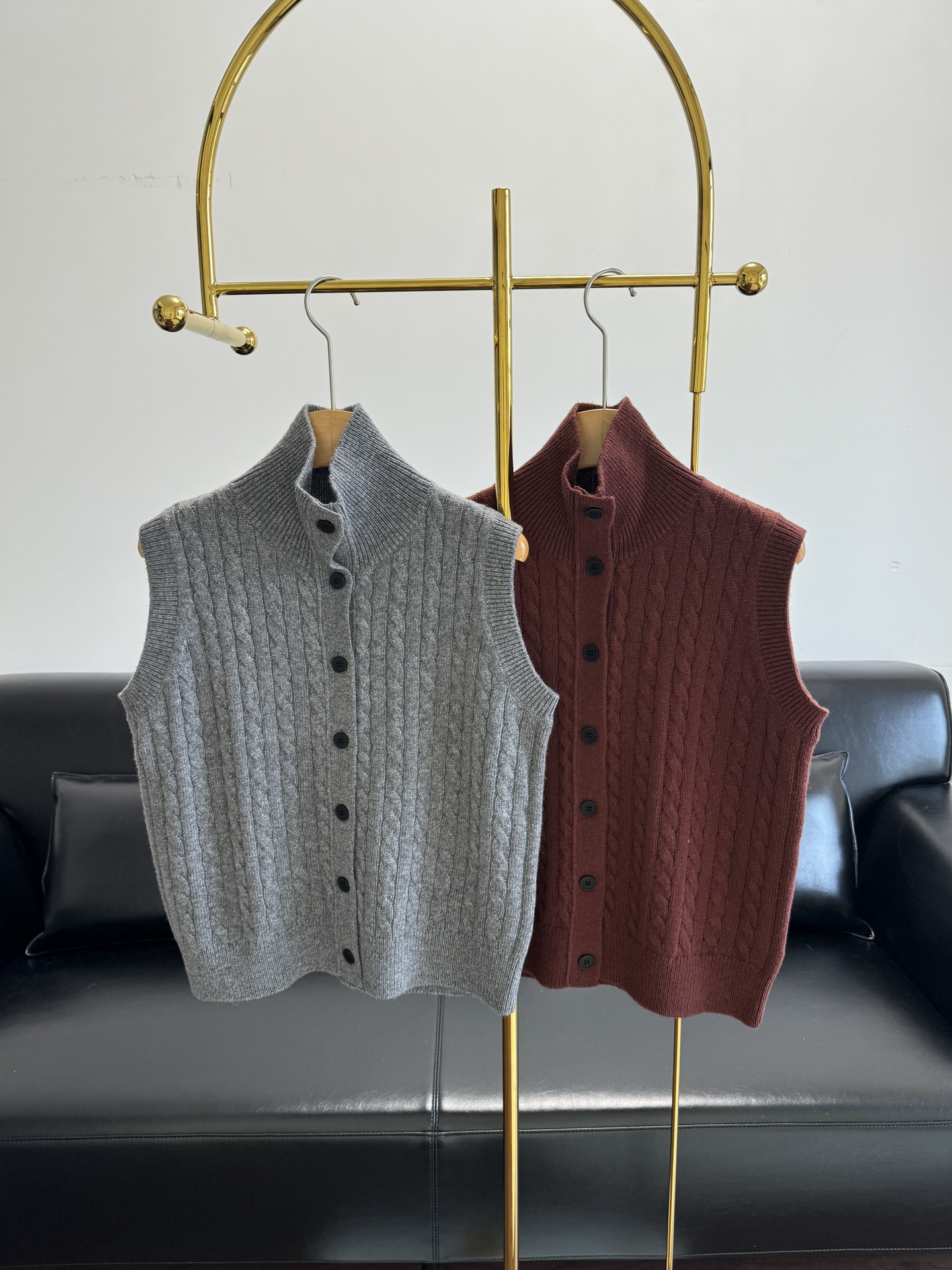 NO:740177,——The same style of icicle's cable-knot lapel vest is made of 73% sheep wool + 27% cashmere fabric. It has both a casual and formal feel, can modify the neck line, and can be worn alone or layered to enhance the overall look. The design of the small lapel can be matched with different feelings. It is perfect with a white T or a small high collar. The lapel can be pulled out when worn outside. It is also very fashionable to layer some coats. Size sml gray coffee color, jackets & coats,19860909——icicle同款 绞花翻领马甲 采用73绵羊毛+27山羊绒面料 兼具休闲与正式感,能修饰颈部线条,单穿或叠穿都能提升整体造型的层次感 小翻领的设计完全可以搭配不同感觉 内搭白T或者小高领 都很完美 外搭可以把翻领拉出来 叠穿一些外套也很时髦哦 码数sml 灰色 咖色,,jackets & coats,,Women's clothing