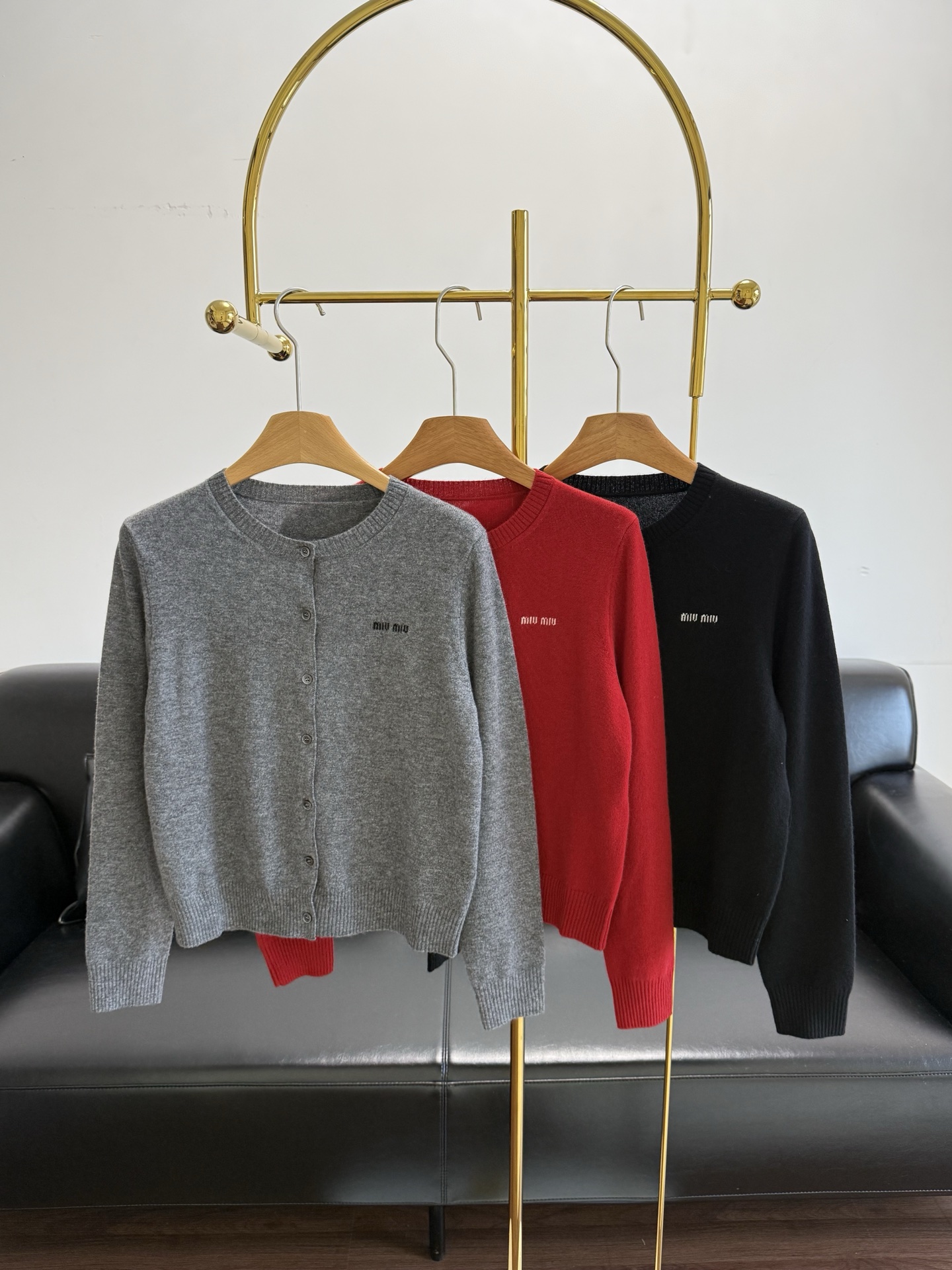 NO:740171,——Miumiu's same style knitted cardigan jacket. Round neck design and jacquard logo embellishment on the front chest. Single placket design with same-color buttons. Unbuttoned for a casual yet sexy look. Cuffs + hem threaded cuffs. The four-flat knitted weave texture of the body highlights the exquisite texture, comfortable elasticity and easy creation of a lazy atmosphere. Fabric is made of wool, which is light and delicate.  The weave is dense, stylish, intertwined, and has a soft and waxy texture. It is elastic, rich, and the color is full and soft. It is a texture choice that cannot be missed in autumn and winter. Size sml gray red black,,miumiu,jackets & coats,19860909——miumiu同款 针织开衫外套 圆领设计正面胸前logo字母提花点缀 单门襟同色纽扣设计解开纽扣随性又不失性感 袖口+下摆螺纹收口衣身四平针的织法肌理凸显精美质感舒适弹力轻松塑慵懒氛围|面料 采用 羊毛,轻盈细腻 织法密实有型交织勾塑软糯质感弹力丰盈色彩饱满柔和是秋冬不可错过的质感之选 码数sml 灰色 红色 黑色,,miumiu,jackets & coats,,Women's clothing