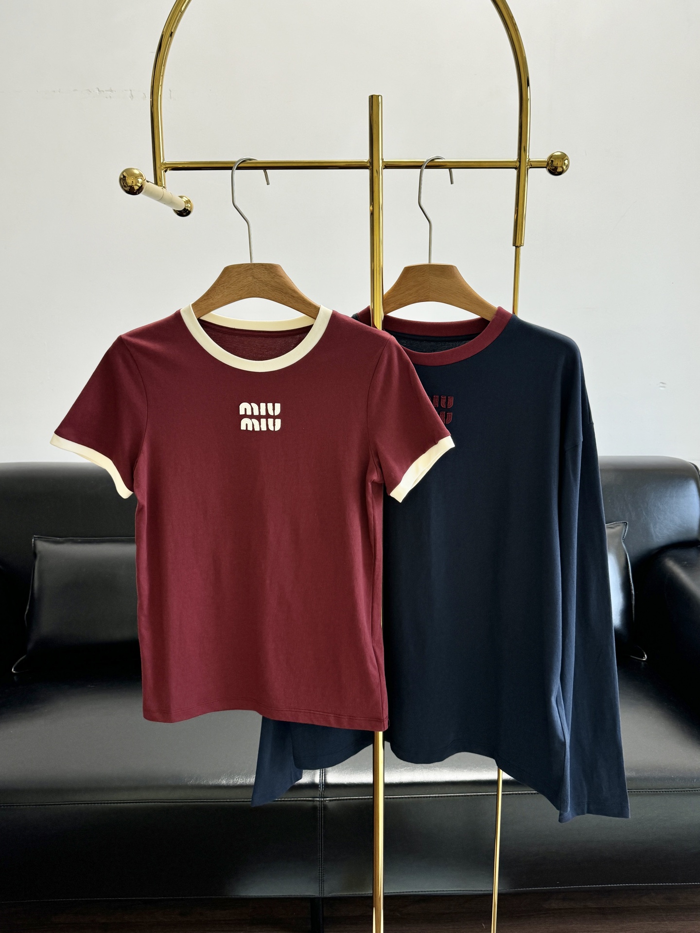 NO:740157,Short-sleeved long-sleeved Miu Miu same style 26Ss early spring new contrast color round neck cotton short-sleeved T-shirt  Contrast color round neck and cuff design. Create a sweet element that is highly recognizable to the brand. Selected high-quality cotton fabrics are soft and breathable to the touch, and are very skin-friendly; the T-shirt is slim-cut and fits the body shape without being tight and looks neat. The three-dimensional logo embroidery on the chest is exquisite, injecting a light luxury texture into the basic T-shirt. It is a versatile item for daily wear and styling in early spring. Size SML red blue,,miumiu,T-shirt,tees,t-shirt,19860909短袖长袖 Miu Miu同款26Ss早春新款 撞色圆领棉质短袖T恤 撞色圆领与袖口设计.打造出极具品牌辨识度的甜美元素.精选优质棉质面料,触感柔软透气,亲肤性极佳；T恤修身剪裁贴合身形,不紧绷更显利落.胸前立体logo刺绣工艺精致,为基础款T恤注入轻奢质感,是早春日常穿搭与造型搭配的百搭单品. 码数SML 红色 蓝色,,miumiu,T-shirt,tees，t-shirt,,Women's clothing