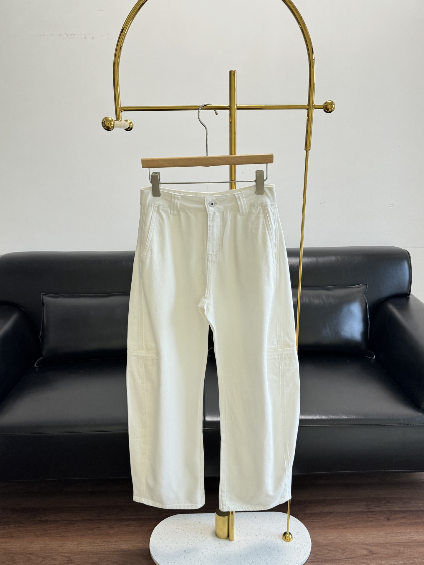 NO:740163,——The same style as edition 2026 spring new white scimitar regular denim trousers. A pair of white jeans that show straight legs and long legs. This pair is really a must-have!  Made of denim cotton fabric!  The upper body is crisp and stylish, the fabric texture is clear, and you will never feel stuffy in summer!  HIN breathable!  There is no sense of restraint at all. The design lifts the waistline and elongates the leg line. It is just perfect when paired with a short top. It can create a three-quarter figure. The one-button + zipper placket design makes it easy to put on and take off!  It’s effortless to match, any T can look fashionable!  You don’t have to worry about matching when you go out every day, trust me!  jue must buy for items that can become a highly utilized item in your wardrobe ~ size 24-30,,jeans,19860909——edition同款 2026春季新款白色弯刀常规款牛仔长裤 条狠显腿直腿长的白色牛仔裤,这条真的绝绝子！ 采用牛仔棉面料！ 上身挺括有型,布面纹理清晰, 夏日绝对不会有闷热感！HIN透气！也完全不会有束缚感 设计提升腰线,拉长腿部线条搭配短款上衣刚好, WAN 美打造身材三七分~门襟一粒扣＋拉链设计,穿脱方便！在搭配上也毫不费力,随便一件T都能搭出时髦感！日常外出也不必为搭配烦恼,相信我！jue 对能成为你衣柜里利用率敲高的单品 must buy ~ 码数24-30,,jeans,,Women's clothing