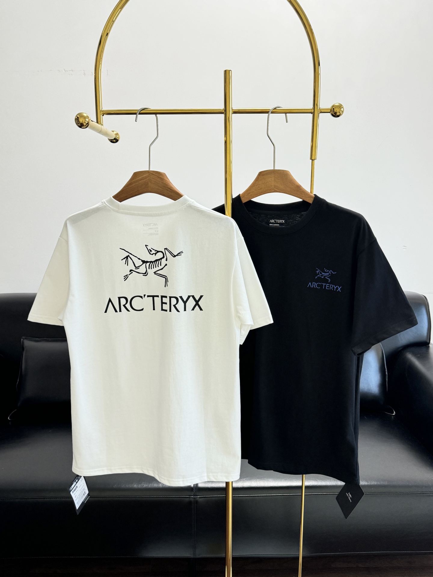 NO:740154,——ARC'TERYX's same style cotton short-sleeved T-shirt with printed letters. The whole T-shirt is designed to be easy to wear and easy to match. It is comfortable and loose, and is very tolerant. The upper body covers the flesh and looks slimmer. The style design is also very clean and neat!  The fabric is made of high-quality cotton! Custom-dyed and woven at the counter, it is soft and close-fitting, and has no sense of restraint when worn! It feels soft and comfortable, and has excellent sweat-absorbing and moisture-absorbing properties! The thread is custom-woven and dyed with no color difference! It adopts the through-shoulder striping process and will not deform after a hundred washes! The upper body is really trendy!  !  The printed pattern with the brand logo on the front and back is simply synonymous with its quality!  !  Increased three-dimensionality and layering, fashionable personality!  Size s-xxl white black,arc'teryx,T-shirt,tees,t-shirt,19860909——ARC'TERYX始祖鸟同款 印花字母棉短袖T恤 整件T恤的版型主打好穿好搭 舒适的宽松度 包容性很高 上身遮肉显瘦 款式设计也是很干净利落！ 面料采用优质棉材质!专柜定染定织,轻柔贴身,穿着无束缚感!手感轻柔舒适,具有非常优异的吸汗拍湿特性!螺纹定织定染无色差!采用通肩拉条工艺,百洗不变形! 上身真的超有潮人感！！胸前背后超有品牌标识的印花图案,简直是它品质的代名词！！增加了的立体感和层次感,时尚个性！ 码数s-xxl 白色 黑色,arc'teryx,T-shirt,tees，t-shirt,,Women's clothing