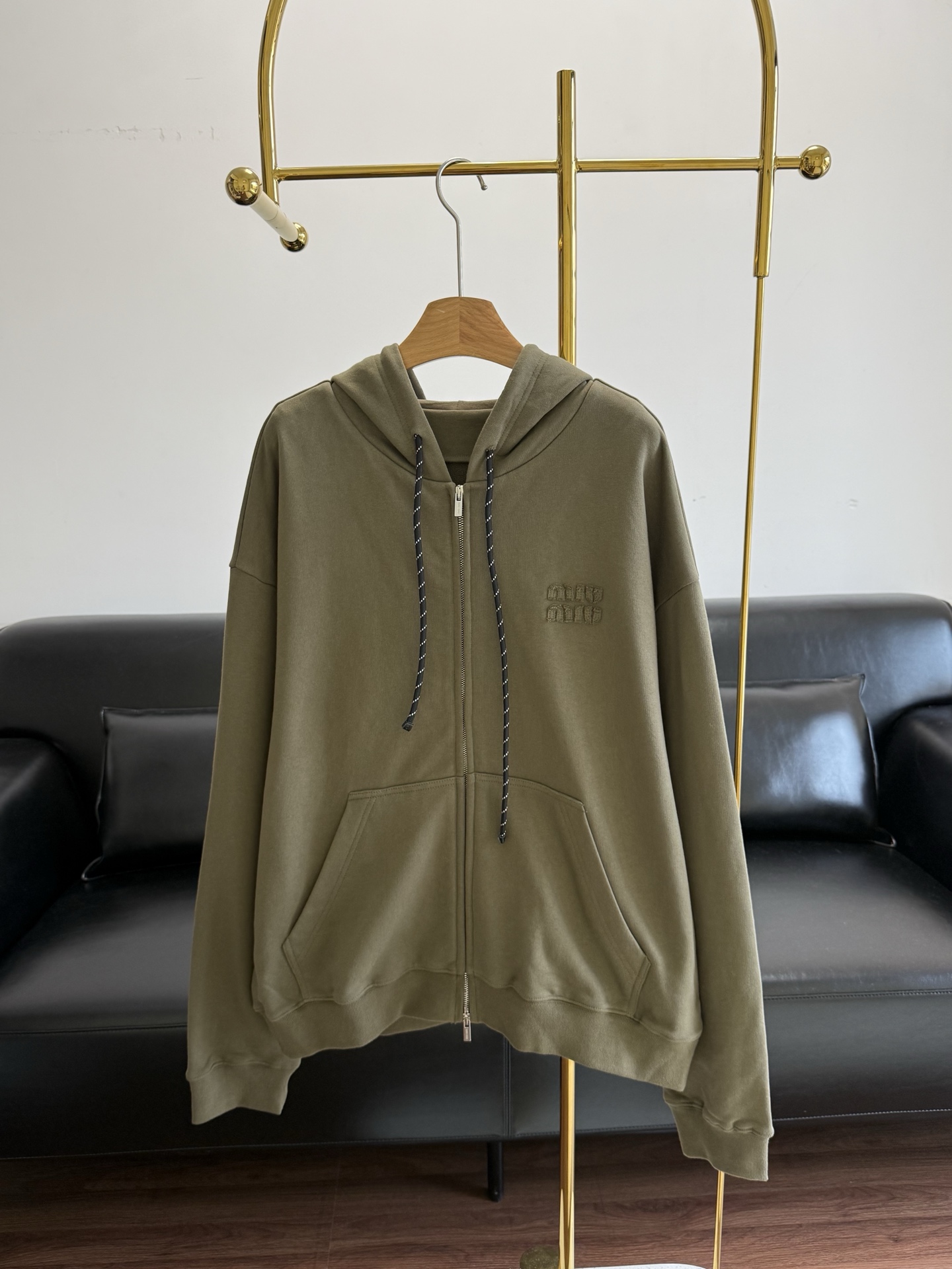 NO:740586,——Miu Miu's same style letter patch hooded sweatshirt. Miu understands the sense of laziness so much that I love it. A set of loose hooded sweatshirts can be worn directly when going out without having to worry about it. Lazy people are ecstatic to wear it ~ The color olive green is really too high-end. The low-saturated tones of yellow leather also make it look whiter. It is made of pure cotton!  The soft fabric is very comfortable to wear, the size is sml,,miumiu,hoodie,sweatshirts,hats,19860909——Miu Miu同款 字母贴布连帽卫衣 miu太懂慵懒感了真的爱惨了,宽松的连帽卫衣一套直接出门不用费脑,懒人穿搭党狂喜~ 橄榄绿这个色系真的太高级了,低饱和调调黄皮穿也巨显白,纯棉面料！软乎乎的面料贴身穿超舒服, 码数sml,,miumiu,hoodie,sweatshirts,hats,,Women's clothing