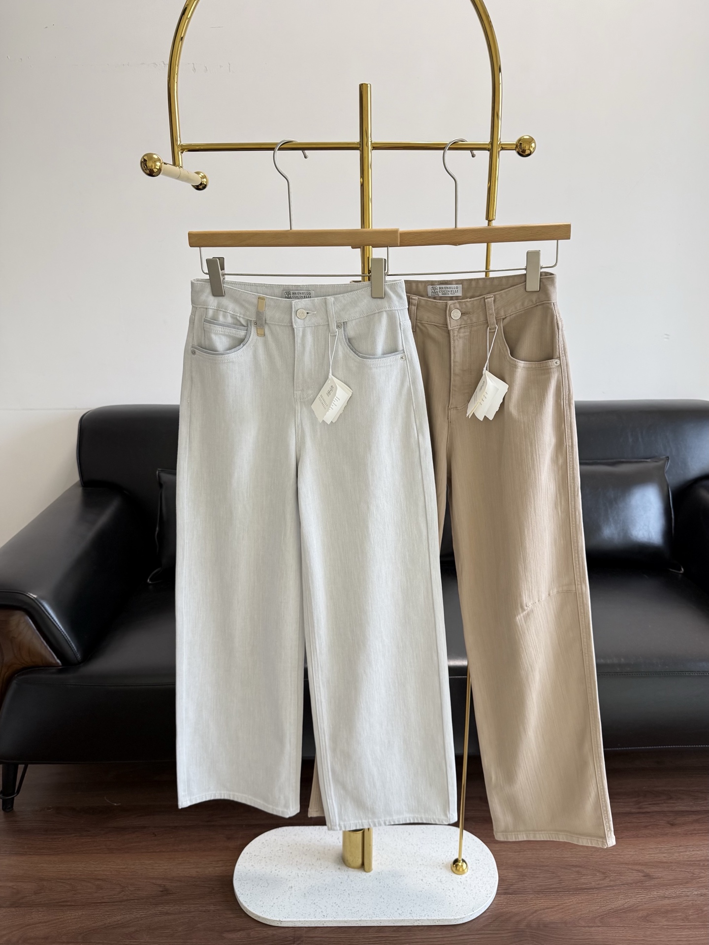 NO:740598,Blue khaki Brunello Cucinelli straight stretch trousers of the same style. A pair of trousers with a full old money style. The light blue color and khaki color match well. It is made of stretch cotton fabric and the pants have a very delicate texture!  !  !  The upper body has no sense of restraint, with soft luster and smooth hand feel. The high waist + straight design raises the waistline very high and makes the legs appear straight and slender. It feels very skin-friendly, makes you look thinner and taller, and has an old-money style. Size s-xl, light blue khaki, brunello cucinelli,19860909蓝色卡其 Brunello cucinelli 同款直筒弹力长裤 老钱风十足的一款长裤 浅蓝色色系和卡其色系很好搭配,采用弹力棉面料,裤子纹路很细腻！！！ 上身没束缚感,光泽柔和,手感细滑,高腰+直筒的设计,把腰线提得很高,腿也显得笔直修长.亲肤感满分,显瘦又显高,老钱风拿捏了. 码数s-xl 浅蓝 卡其,,brunello cucinelli,,Women's clothing