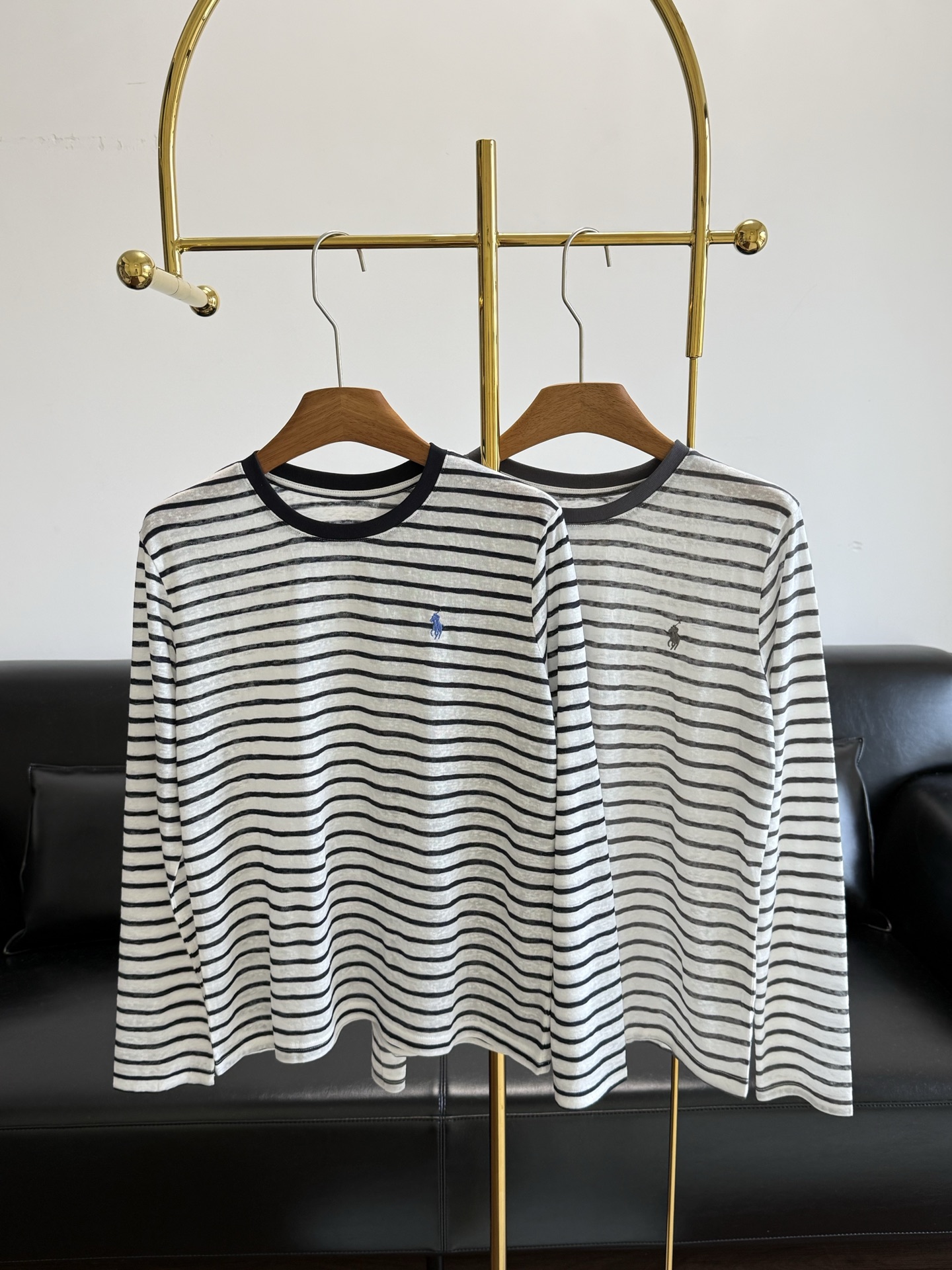 NO:740580,——The same style of Ralph Lauren pony logo embroidered T-shirt, made of 30 Tencel and 70 linen cotton. Details determine the quality. This one really wins the game!  Customized Tencel cotton, with natural drape, feels smooth and will not feel stuffy in summer. The contrasting ribbed neckline will not deform easily after long-term wear, and the pony embroidery on the chest is exquisite and low-key. The shape is small and loose, which is not flattering to the figure, and is also friendly to fat sisters. It can be worn for commuting, dating, and travel, and it is easy to create a lazy and fashionable summer look. I really love it~ Size sml Gray embroidery and blue embroidery 2 styles,,19860909——拉夫劳伦同款 小马标刺绣T桖, 采用30天丝 70麻棉 细节决定品质,这件真的赢麻了！定制天丝棉,自带垂感,摸起来滑滑的,夏天穿也不会闷.撞色罗纹领口,久穿不易变形,胸口小马刺绣精致又低调.版型不挑身材的小宽松,对微胖姐妹也很友好.通勤、约会、出游都能穿,轻松打造慵懒又时髦的夏日look,真的太爱了～ 码数sml 灰色刺绣 蓝色刺绣2个款,,,Women's clothing