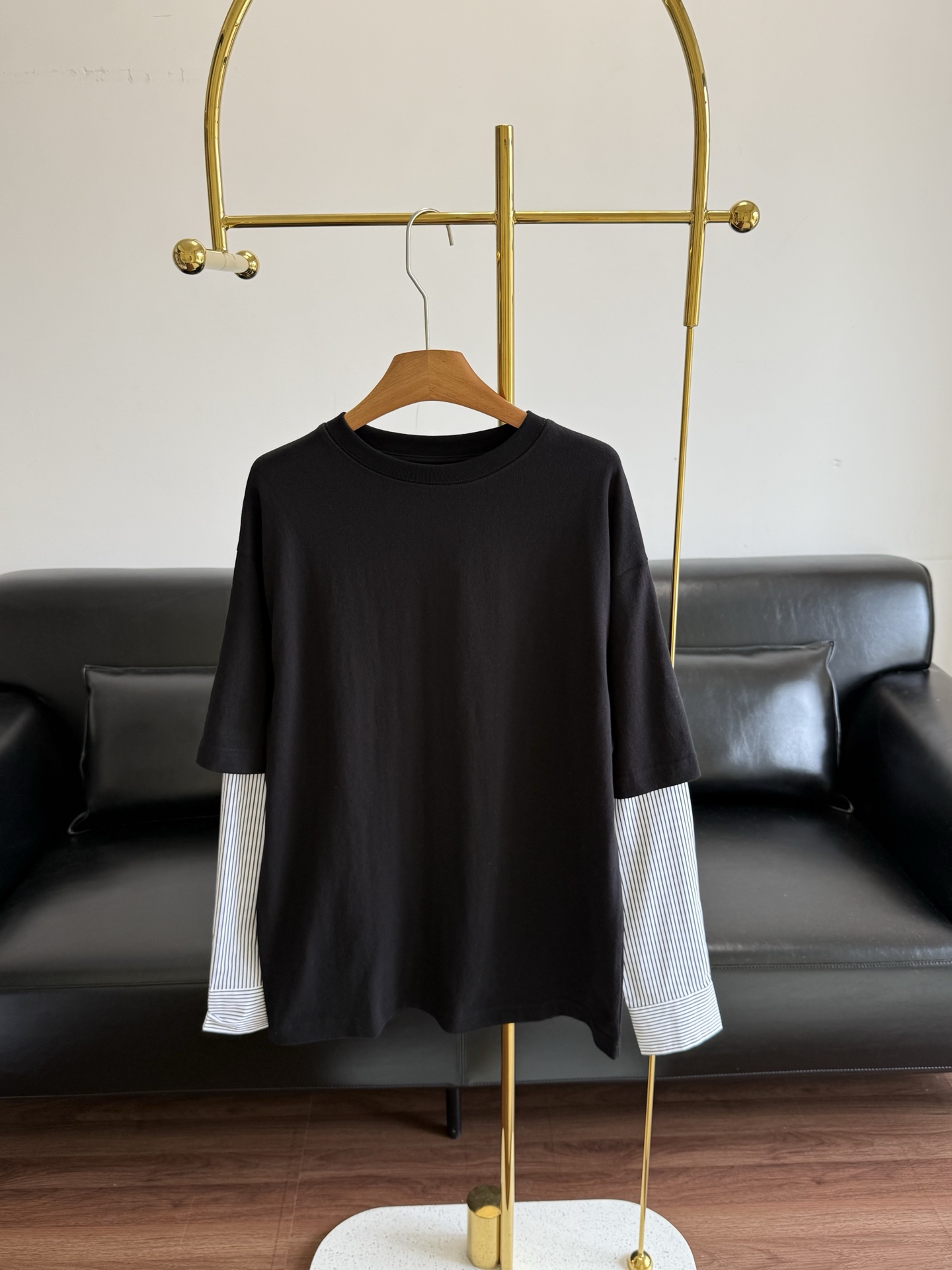 NO:740572,——JIL SANDER's same style 26ss fake two-piece long-sleeved T-shirt, fake two-piece spliced long-sleeved T-shirt, black main color + striped cuffs, simple and layered! High-density pure cotton material, soft and skin-friendly, super comfortable to wear in spring and autumn ~ loose fit, strong tolerance, can be worn alone or layered, can be easily managed for commuting and leisure. The fake two-piece design is fashionable and practical, the striped cuffs are full of details, paired with jeans or casual pants, you can easily get a lazy and casual style!  Code number sml,,jil sander,jeans,tees,t-shirt,19860909——JIL SANDER同款 26ss假两件长袖T 假两件拼接长袖T恤,黑色主色+条纹袖口,简约又有层次感!高密纯棉材质,柔软亲肤,春秋穿超舒服~宽松版型,包容性强,单穿or内搭都OK,通勤休闲都能轻松驾驭.假两件设计时髦又实 用,条纹袖口细节感满满,搭配牛仔裤或休闲裤,轻松get慵懒随性风! 码数sml,,jil sander,jeans,tees，t-shirt,,Women's clothing