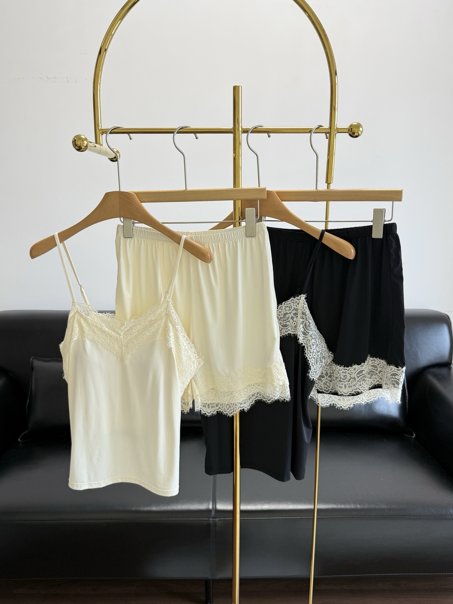 NO:740576,——The LP suspender shorts homewear suit has exquisite lace, elegant and high-end feel, and the thoughtful V-neck beautifies the chest line. It is an irresistible home pajamas. The texture satisfies the body's desire for comfort. An encounter with the temptation of lace makes your heart beat faster. The workmanship is smooth and dense, highlighting the quality. The upper body is refreshing and comfortable~ The 'mask' worn on the body becomes more beautiful the more you sleep. Custom-made high-quality and healthy!  Create a plump and straight breast curve. The V-neck design is suitable for home wear without any pressure, showing off the beauty of the clavicle line. The neckline and trouser legs are all designed with lace. Small details add a lot of points, and at the same time, a little femininity is quietly born~ Highlighting femininity and fashionable temperament. It feels silky and comfortable to wear. A piece of pajamas without losing the sense of design can make people relax and fully enjoy the leisurely home life!  Available in black and white, one size fits all 85-130 pounds!  ,,loro piana,shorts,19860909——LP吊带短裤家居服套装精致的花边,优雅高级感,心机V领美化胸部线条,一件令人无法抗拒的家居睡衣,质感满足身体对舒适度的渴望,邂逅一次令自己都心跳加速的蕾丝诱惑,做工平整密实针脚,彰显品质,一套上身清爽舒适~ 穿在身上的 “面膜”越睡越美 定织高品质健康！ 塑造饱满挺拔胸部曲线 当家居服也是妥妥的无压力 V领的设计,展露锁骨线条美 领口处与裤脚都做了蕾丝镶边的设计 小细节加分不少,同时小女人味也悄然而生~ 凸显女人味与时髦气质 触感丝滑穿着舒适 不失设计感的一件睡衣 能让人放松下来 全身心投入享受悠闲的居家生活！ 黑色、白色两色,均码85-130斤！,,loro piana,shorts,,Women's clothing