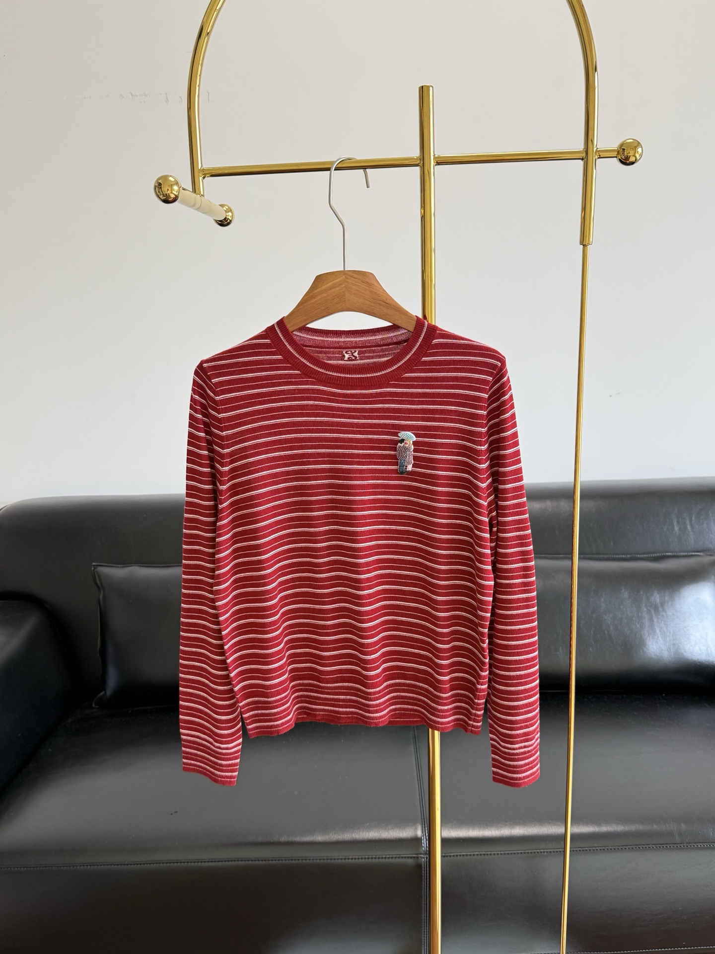 NO:747896,——ERDOS same style striped spring cashmere pullover 26 years new early spring round neck women's detachable brooch decorated sweater cashmere!  The texture is amazing, the red and white stripes are a timeless classic, it’s soft and skin-friendly and super comfortable to wear. The round neck design is simple and elegant, and the red and white color combination makes it look brighter!  It looks great when worn alone, and can easily create a casual and fashionable style. The Kiss in the Rain brooch is also the finishing touch!  code number sml,,brooch,breastpin,19860909——ERDOS同款 条纹春日羊绒套衫26年早春新品圆领女士可拆胸针装饰针织衫 羊绒！质感很惊艳,红白条纹永 不过时的经典款,柔软亲肤穿着超舒服圆领设计简约大方,红白配色巨显白！ 单穿内搭都很好看,轻松打造休闲时尚风格 雨中拥吻胸针也是点睛之笔！ 码数sml,,brooch，breastpin,,Women's clothing