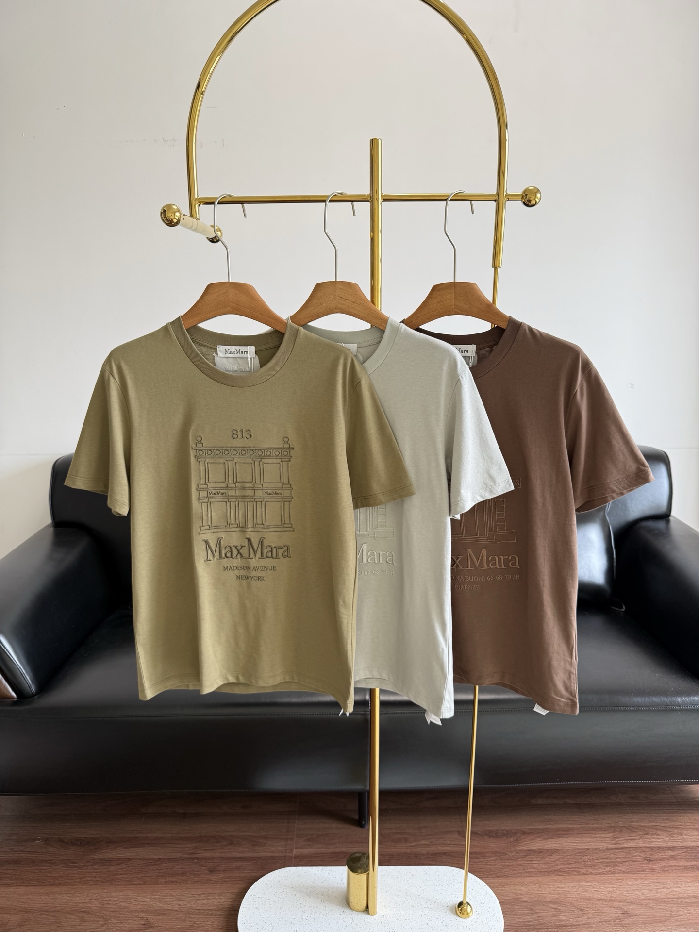 NO:747930,——The same embroidered T-shirt from MaxMara. The latest embroidery series. The continuation of the classic hit. An eternal classic that will never go wrong!  No matter how you match it or wear it, you can wear it with a high-end emphasis. Minimalism is yyds!  Not too fragrant at all, pure cotton fabric!  The fabric is comfortable and the texture is super good. It can be used for the whole summer. It is simple, but it is definitely a classic item worth collecting. It is effortlessly fashionable!  Code number sml green brown blue,,tees,t-shirt,19860909——MaxMara同款刺绣T恤 最新刺绣系列 经典大爆款的延续 永不会出错的万年经典！无论怎么搭配怎么穿都能穿出高级强调 极简才是yyds！ 简直不要太香, 纯棉面料！面料舒服,质感也超级无敌好, 直接承包了整个夏天, 简简单单,但绝对是值得收藏的经典单品 不费力的时髦说的就是它了！ 码数sml 绿色 棕色 蓝色,,tees，t-shirt,,Women's clothing