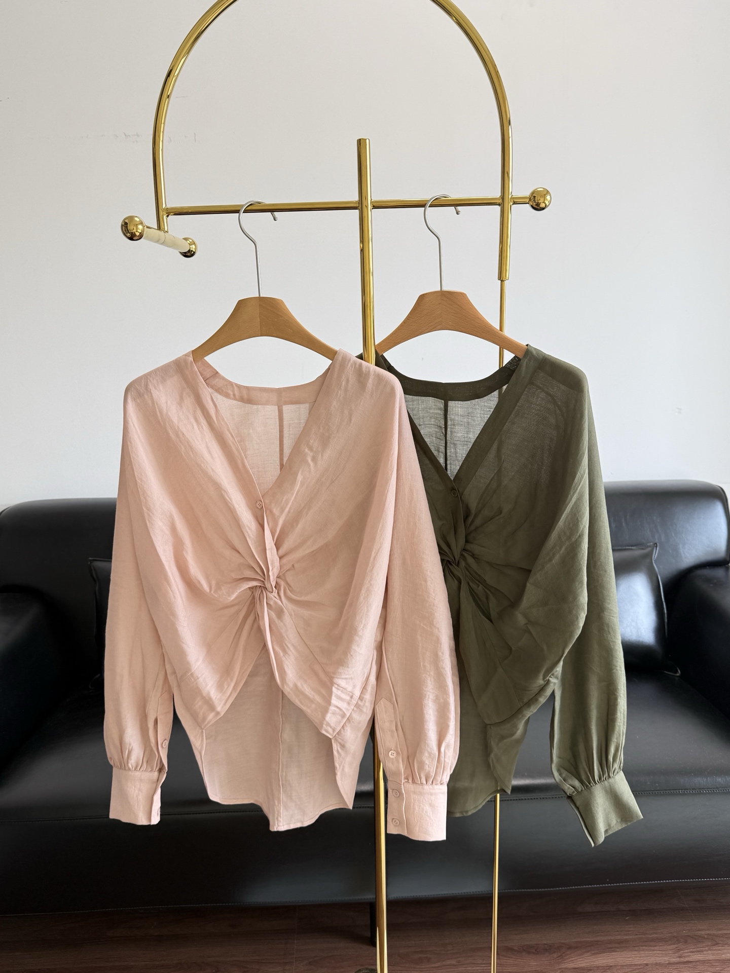 NO:747902,——Into The East's same v-neck twist design top. Wear the clouds on your body! This ramie shirt comes with a high JI relaxation filter~ It is made of ramie fabric, which is naturally breathable, feels dry and non-sticky!  The natural texture has a matte and soft light, allowing the skin to visually cool down. Its good breathability is a life-saving item in the dog days! The V-neck design elongates the neck line, and you can have a swan neck in one second. The twisted hem is the soul of tailoring. It cleverly collects the fat on the waist and abdomen, creating a 'paper figure' look. The loose lantern sleeves can cover the fat, and are friendly to all body types. Size sml pink green, shirts,19860909——Into The East同款 v领扭结设计上衣 把云朵穿在身上!这件苎麻衬衫,自带高JI松弛感滤镜~采用苎麻面料,天生会呼吸,触感干爽不粘身！天然的肌理感 自带哑光柔光,让皮肤在视觉上也能降温 它的透气性好是三伏天的救命单品! V领设计拉长颈部线条,一秒拥有天鹅颈 下摆扭结剪裁灵魂所在 巧妙收住腰腹赘肉,营造'纸片人'既视感 宽松的灯笼袖能遮住拜拜肉,对各种身材都友好 码数sml 粉色 绿色,,shirts,,Women's clothing