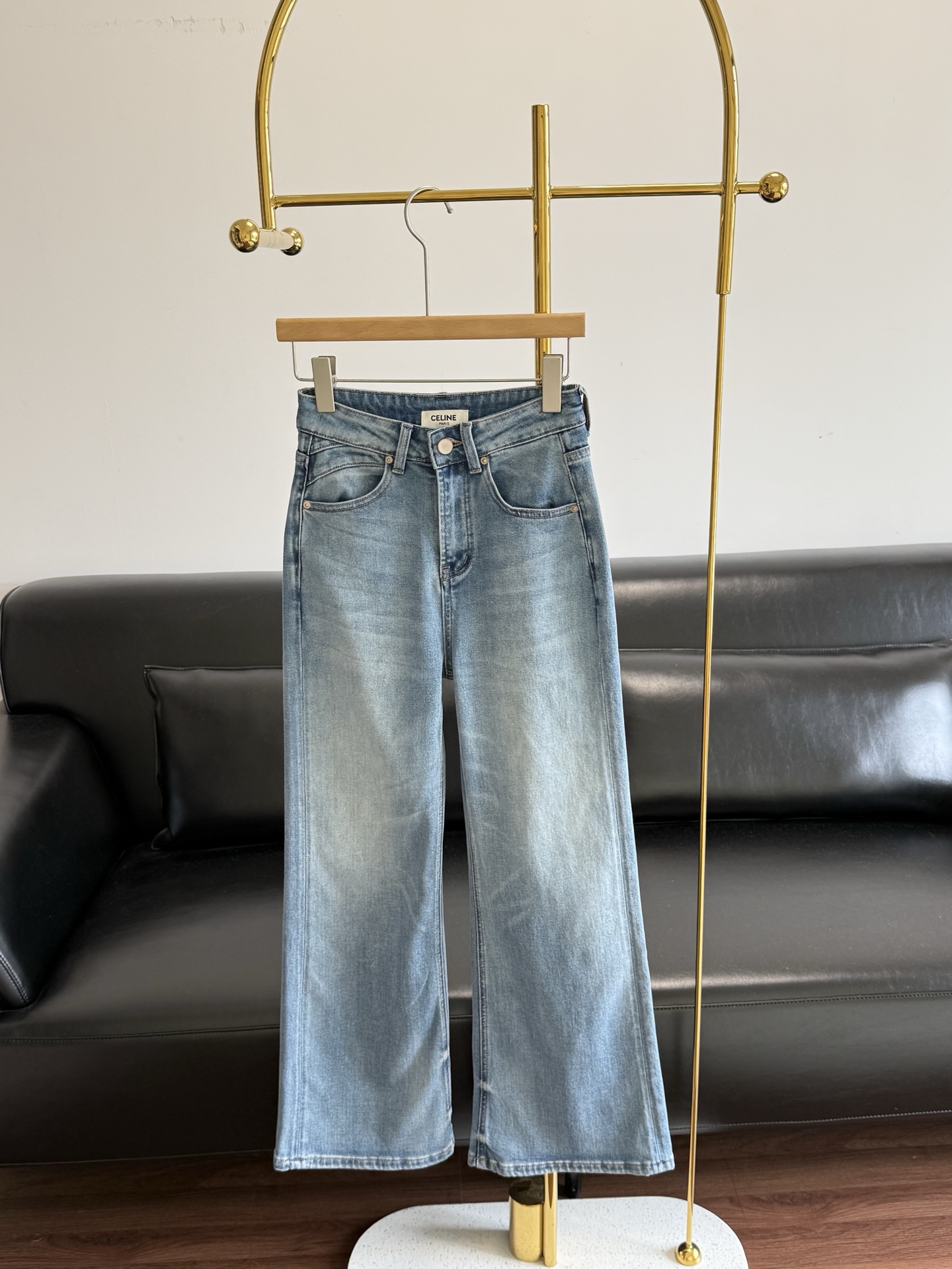 NO:747895,——Celine’s same style of regular jeans with slight bootcut. These jeans are really slimming!  Highly recommended!  !  The softness and wideness of the overall trousers are well controlled, and they have a regular silhouette. Every girl must get a pair of trousers made of elastic fabric!  The boot-cut pants that don't cling to the legs are super stylish on the upper body. They slim down the waist and hips and make the legs look longer!  Code number s-xxl,,celine,jeans,19860909——Celine同款微喇常规款牛仔裤 这条牛仔裤真的太显瘦了吧！ 强烈推荐！！ 整体裤子的柔软度和挺阔感都掌握的hin好,灰常有廓形感,每个女生都必须要get到的一款裤子 弹力面料！不贴腿的微喇裤上身超有型 巨巨巨显瘦腰臀贴合也更显腿长！ 码数s-xxl,,celine,jeans,,Women's clothing