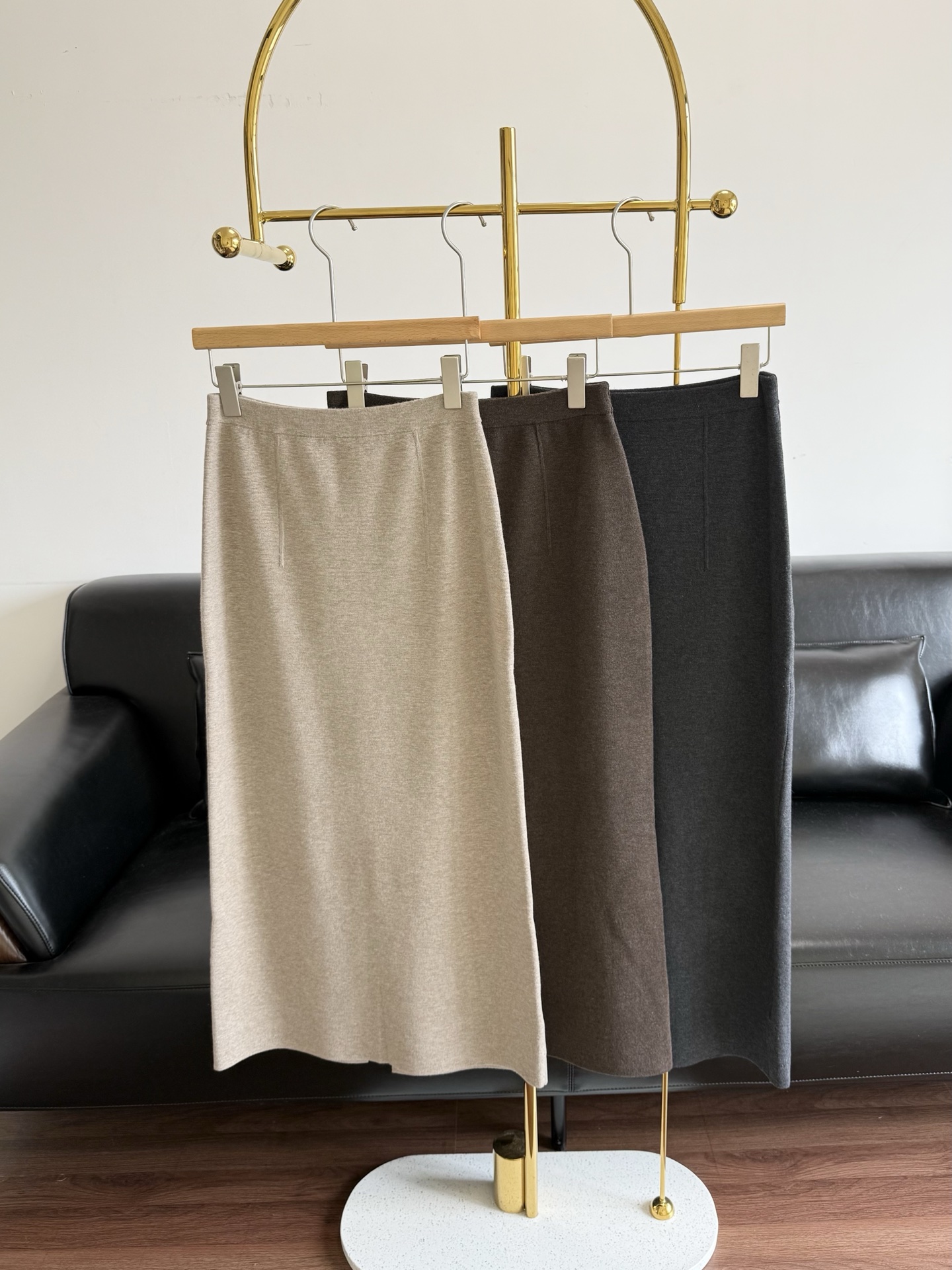 NO:747892,——ICICLE's 2026 spring new merino wool mid-length skirt of the same style for women is made of high-quality sheep wool fabric!  The elastic design of the waistband does not pinch the waist or curl, making it comfortable to wear. The height is about 2-3cm above the belly button, which effectively raises the waistline, optimizes the proportion of the upper and lower bodies, and visually displays the length of the legs. The front and rear skirts have left and right three-dimensional cinching designs, which make the upper body more suitable for the waist and hip curve, making the upper body slimmer and smoother. The invisible slit in the back seam allows for more flexibility when walking, avoiding the dragging feeling of long skirts, while not destroying the overall minimalist lines!  Size m-xl apricot brown gray,skirts,19860909——ICICLE同款之禾女装2026春季新款美丽诺羊毛中长半裙 采用高品质绵羊毛面料！腰头边弹力设计,不勒腰、不卷边,穿着舒适 高度约在肚脐上方2-3cm,有效拉高腰线,优化上下身比例,视觉上显腿长 前后裙身都有左右立体收束设计,上身更加贴合腰臀曲线,显瘦流畅 后中缝做隐形开叉,行走时更灵动,避免长裙的拖沓感,同时不破坏整体的极简线条！ 码数m-xl 杏色 咖色 灰色,,skirts,,Women's clothing