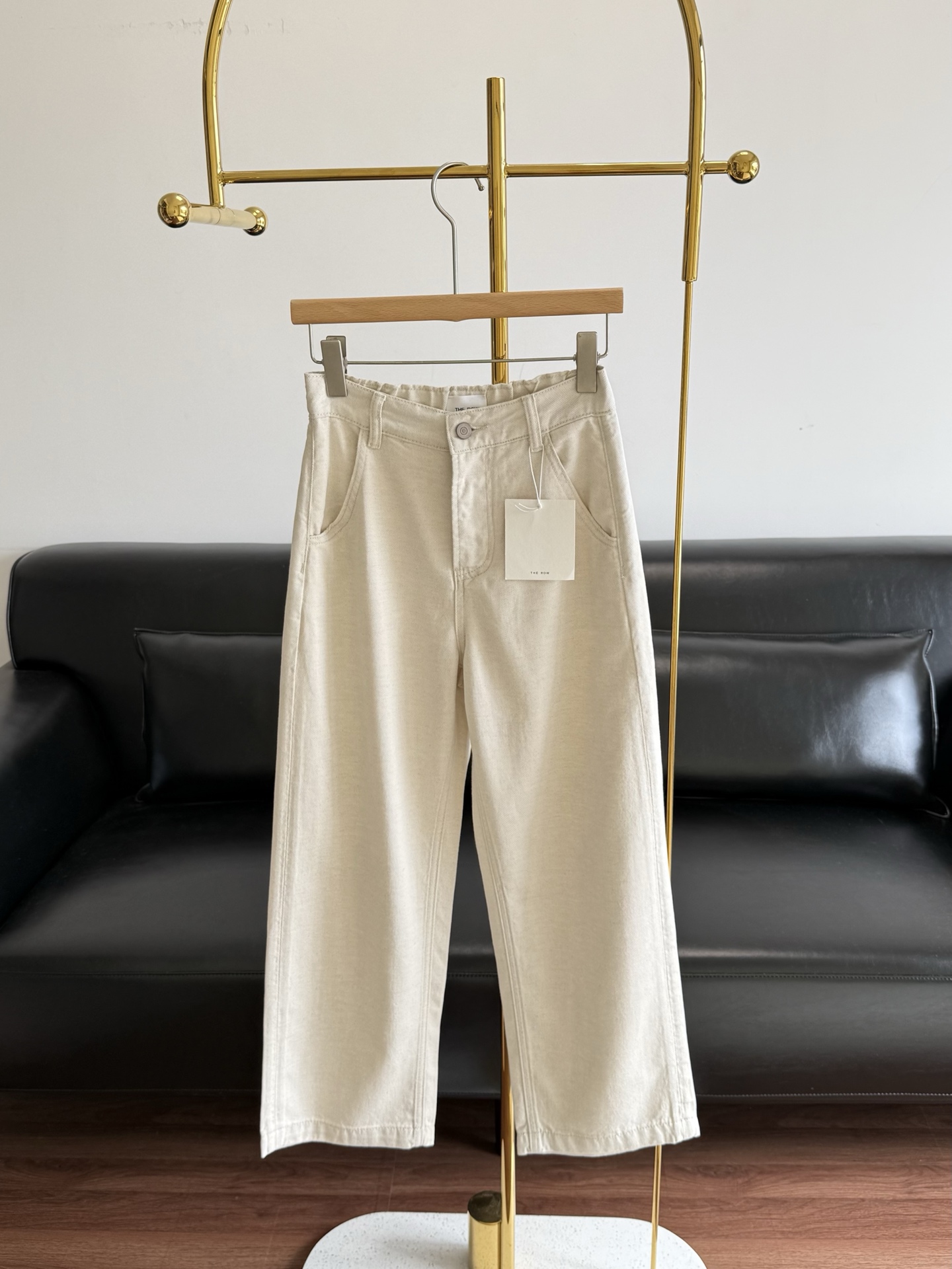 NO:747922,——The same style of linen wide-leg pants from The Row. The fabric is made of natural linen, which is breathable and not sweaty. It can be worn in the dog days of summer, and the upper body has a cool feeling. The version is high-waisted and wide-legged, which hides the fat on the waist and abdomen, thick thighs, and wide hips!  It lengthens the leg line, makes you look taller and slimmer, and whoever wears it will have long legs. It has good drape, does not cling to the legs, and brings wind when walking. It looks good with T-shirts, shirts, and suspenders. Lazy people can go out in a second. The colors are all high-end primary colors, regardless of age or body type. They can be worn daily, commuting, and going out for shopping. The key point is that the quality is good and the price is good. In summer, a pair of magic pants can be used for all outfits, and you are so comfortable that you don’t want to take them off.  The cool wide-leg cut has a sense of ventilation, and the smooth lines from the waist to the legs hide the fat tightly, and make you feel lazy and cool in one step. For lazy people, wearing a casual top and a pair of slippers is more eye-catching than a carefully concave shape, and it is a sense of effortless fashion. The plain texture of the original texture of linen, with the soft stretch of natural folds, has a relaxed style even without ironing, like wearing 'leisure' on the body.  Sisters you like, shoot directly, close your eyes and avoid stepping on thunder!  Size s-xxl,,slippers,tees,t-shirt,19860909——The Row同款亚麻阔腿裤 面料是天然亚麻,透气、不闷汗,三伏天都能穿,上身自带凉感. 版型是高腰阔腿,腰腹赘肉、大腿粗、胯宽,全部藏住！ 拉长腿线,显高显瘦,谁穿谁是大长腿. 垂感好、不贴腿,走路带风, 随便搭T恤、小衫、吊带都好看,懒人一秒出门. 颜色都是高级原色系, 不挑年龄、不挑身材,日常、通勤、出门逛街都能穿. 重点是质感好、价格香, 夏天一条神裤搞定所有穿搭,舒服到不想脱 凉感版型阔腿剪裁自带通风感,从腰到腿的流畅线条,把赘肉藏得严严实实,慵懒飒爽一步到位. 懒人穿搭随便套件上衣、踩双拖鞋,比精心凹的造型更耐看,是不用费力的时髦感. 原生质感亚麻自带的素光肌理,带着自然褶皱的柔和舒展,不熨烫也有松弛风骨,像把“闲逸”穿在身上. 喜欢的姐妹,直接拍,闭眼入不踩雷！ 码数s-xxl,,slippers,tees，t-shirt,,Women's clothing