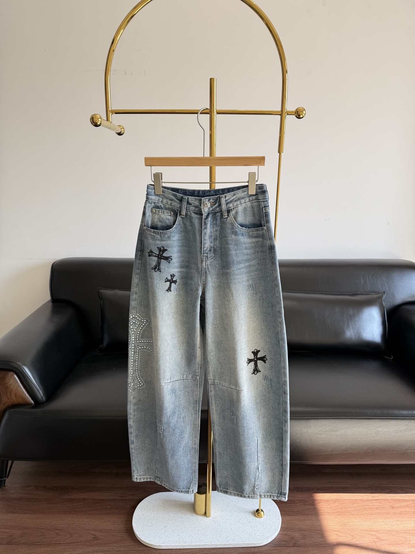 NO:748675,——Cro Xin's same style wide-leg jeans with perforated diamonds are made of cotton!  It's retro and stylish; it can easily modify your leg shape, and you can walk with a windy look that's super casual. It can instantly enhance your style recognition and make it a perfect 'shirt' for going out on the street ~ it's simply an eye-catching tool for fashionistas!  The design really knows how to understand the psychology of us girls!  !  It’s absolutely amazing!  The fit is also great, making you look slimmer and slimmer!  !  !  Code number sml,,chrome hearts,jeans,19860909——克罗心同款阔腿烫钻牛仔裤 采用棉面料！复古又带感；轻松修饰腿型,走路带风超显随性.都能瞬间提升造型辨识度,妥妥的出街“战袍”～简直是潮人吸睛利器！设计真的很会拿捏我们这些女生的心理！！真是绝了！版型也巨好 显瘦显瘦显瘦！！！ 码数sml,,chrome hearts,jeans,,Women's clothing