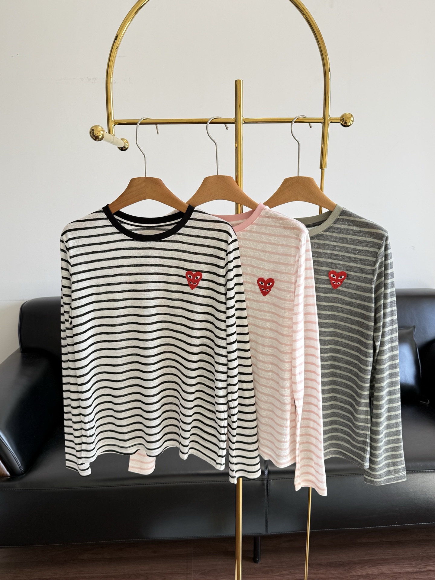 NO:748677,——Rei Kawakubo's same style striped long-sleeved T-shirt, simple and super recognizable! Made of 30-tencel linen cotton fabric, soft and comfortable, no pressure for daily wear, perfect for spring and autumn ~ loose fit, can be worn alone or layered, and looks great with jeans and casual pants. The PLAY series is full of design, fashionable and practical, and is a must-have item for young people's wardrobe! Size sml black pink gray, jeans, tees, t-shirt,19860909——川久保玲同款条纹长袖T恤 简约又超有辨识度! 采用30天丝麻棉面料柔软舒适,日常穿着无压力,春秋季节超适合~宽松版型,单穿or内搭都OK,搭配牛仔裤,休闲裤都很出彩.PLAY系列设计感满满,潮流与实用兼具,是年轻人衣橱必备单品! 码数sml 黑色 粉色 灰色,,jeans,tees，t-shirt,,Women's clothing