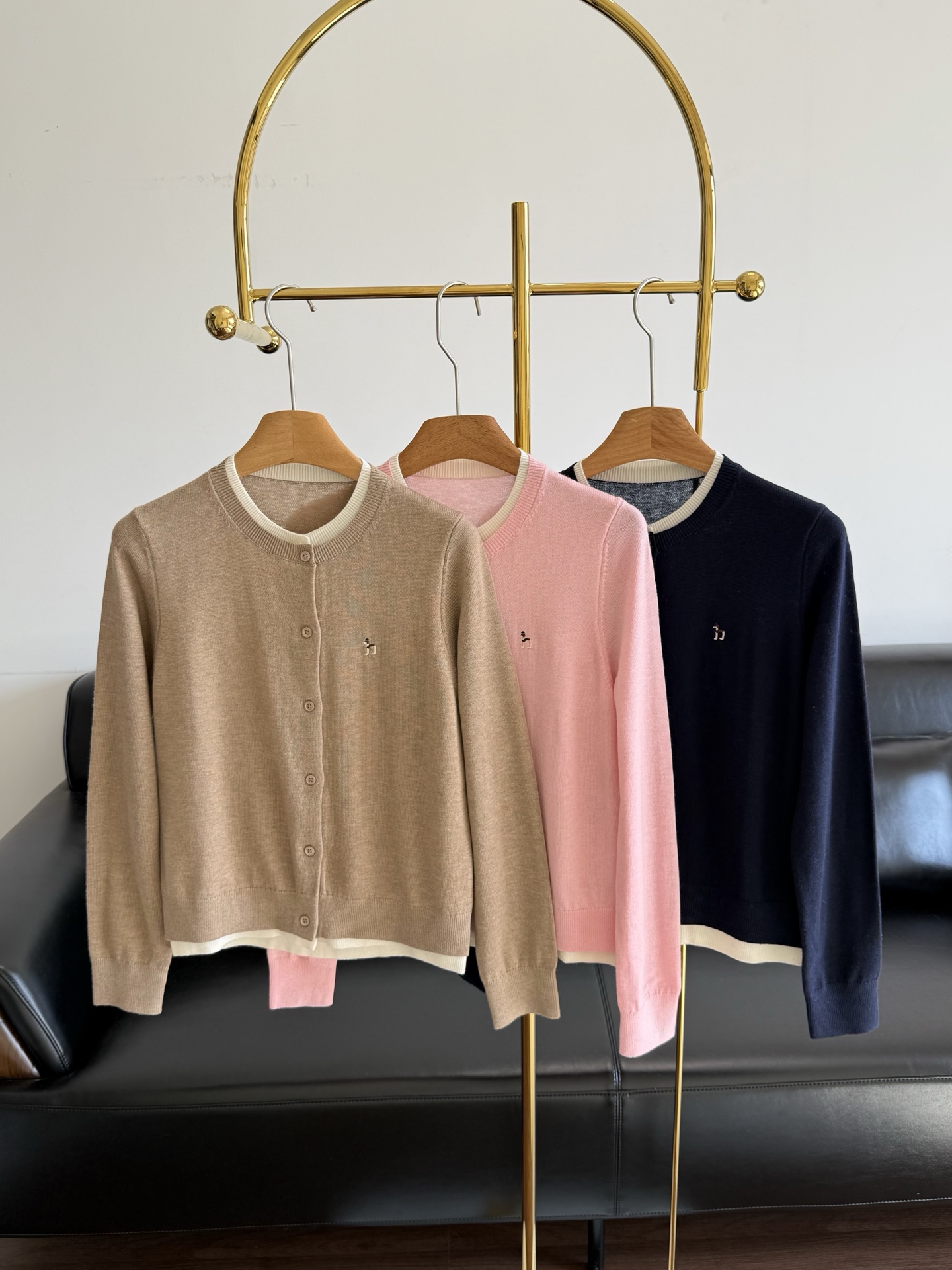 NO:748665,——Hazzys wool fake two-piece cardigan made of sheep wool!  Soft and skin-friendly, simple and elegant, the small embroidery on the left chest is super delicate. The pink color is very suitable for spring and autumn, and paired with light-colored bottoms, it has a fresh and elegant atmosphere! It can be easily used for commuting, dating, and daily life. It is comfortable and fashionable. It is a versatile item that is both practical and beautiful!  Code number sml khaki blue pink,,19860909——Hazzys 羊毛假两件开衫 绵羊毛面料！柔软亲肤,简约大方,左胸小刺绣超精致.粉春秋季节穿超合适,搭配浅色下装,清新优雅氛围感满分!通勤,约会,日常都能轻松驾驭,舒适又时髦,是实用与美貌兼具的百搭单品！ 码数sml 卡其 蓝色 粉色,,,Women's clothing