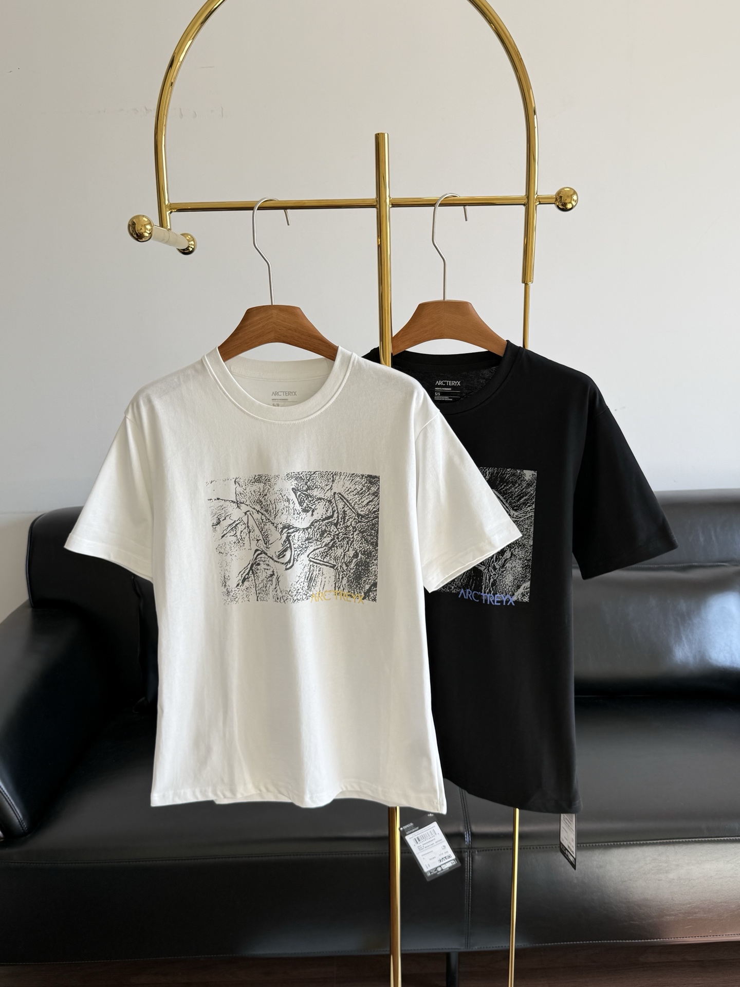 NO:748687,——Archa’teryx printed embroidered T-shirt, pure cotton fabric!  There is also a contrasting letter logo underneath the print. The color is eye-catching but not exaggerated. It instantly enhances the brand tone and makes the whole dress more recognizable. It becomes the most eye-catching highlight on the chest!  The upper body is clean and neat, gentle and elegant!  Versatility for everyday wear, easy to wear with a high-end sense of simplicity~ Excellent slimming effect and extremely tolerant!  Whether worn alone or layered, the texture is full~ Size s-xl, white, black, arc'teryx, tees, t-shirt,19860909——始祖鸟 印花刺绣T恤 纯棉面料！印花下方还搭配了撞色家字母Logo 颜色亮眼又不夸张 瞬间提升品牌调性 让整件衣服更有辨识度 成为胸前最吸睛的亮点 ！ 上身干净利落 温柔又显气质！ 日常百搭不挑人 轻松穿出高级简约感～ 显瘦效果出众 包容性极强！ 不管是单穿还是叠穿都质感拉满～ 码数s-xl 白色 黑色,arc'teryx,tees，t-shirt,,Women's clothing