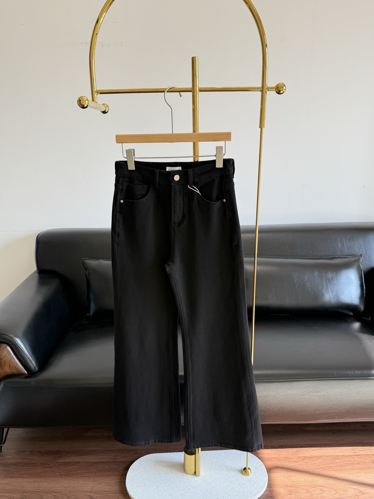 NO:748667,——The same high-waisted and large-flared regular jeans from FRAME. These are the perfect commuting pants that you can wear with your eyes closed. If you miss it, wait another year!  High-elastic black denim fabric that is anti-fading on all sides, soft and waxy without sacrificing muscles, effectively anti-wrinkle, can hide fat for pear-shaped and apple-shaped bodies and make them look slimmer. It doesn’t stick to the legs and is super comfortable ~ it will look great when paired with a short top or T-shirt!  Pair it with high heels to lengthen your legs, or pair it with sneakers for a sweet and chic look. It can be worn in all seasons and can easily be used in various occasions. Whoever wears it looks cool!  High-elastic denim, close to the skin, can modify various leg shapes. High waist and slightly flared, the ratio can be changed to 30-70 in seconds, making you look taller and slimmer. Black distressed craftsmanship, high-end sense, looks good with T-shirts and shirts. Size S-XXL, high heels, sneakers, jeans, shirts, tees, t-shirt,19860909——FRAME同款高腰大喇叭版型常规款牛仔裤, 闭眼入的通勤神裤,错过再等一年！ 高弹四面防掉色黑牛仔面料,软糯不失筋骨,有效抗皱梨形、苹果型身材都能藏肉显瘦 不贴腿超舒服～搭配短上衣或T恤都炸街！配高跟鞋拉长腿,搭运动鞋又甜又飒.四季可穿,轻松驾驭各种场合,谁穿谁辣！ 高弹牛仔,贴肤不勒,修饰各种腿型 高腰微喇,秒变三七分比例,显高又显瘦 黑色做旧工艺,高级感拉满,配T恤、衬衫都好看 码数S-XXL,,high heels,sneakers,jeans,shirts,tees，t-shirt,,Women's clothing