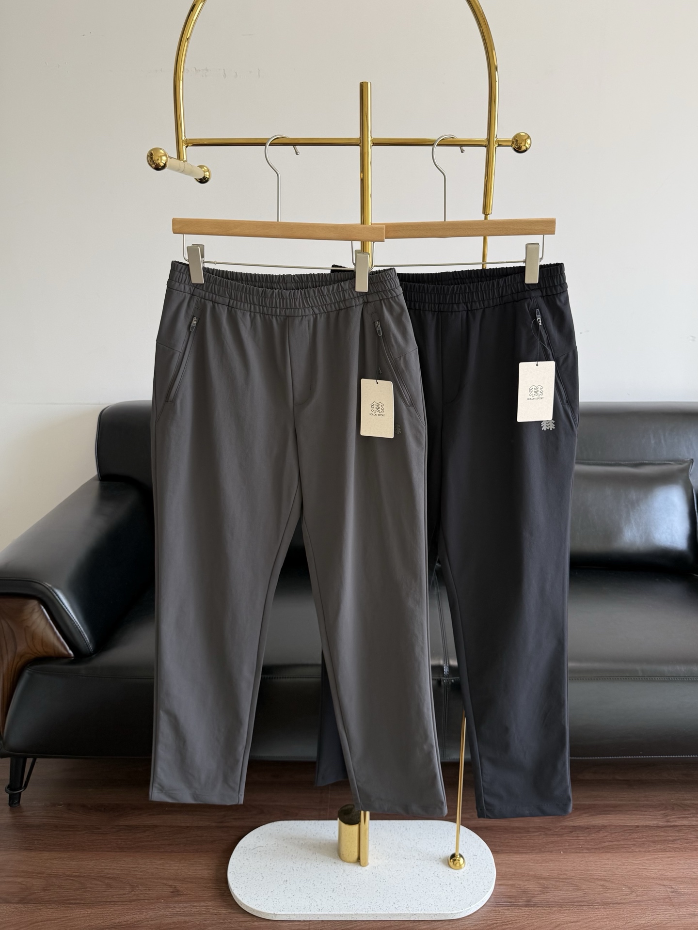 NO:749655,——KOLON SPORT men's trousers, stretch outdoor sports trousers, new black technology fabrics can be used directly!  It is light, thin and highly breathable. It is windproof in spring, not stuffy in summer, and warm in autumn. It is a great item for all three seasons!  Take charge of your commuting day and outdoor day!  !  Regardless of the occasion or age, it can be worn for outdoor leisure, hiking and business ~ no pressure for workplace commuting and light business entertainment!  The body is made of glossy X-COT elastic knitted fabric, which contains 85% nylon and 15% spandex. It has water-repellent and moisture-permeable properties. The fabric has long-lasting elasticity, mobility and comfort. It has an excellent slim fit and fits well, showing off your figure. It has excellent drape, delicate and comfortable touch. When you wear it, it feels like every inch of your skin is enjoying gentle care. Whether it is commuting, sports or casual gatherings, these pants can be easily adapted to create a comfortable and fashionable look for you.  Multi-piece tailoring creates a sporty silhouette that accurately fits the lines of the human body. It not only shows a neat posture, but also fully considers the stretching needs during exercise, and there is no sense of restraint in large movements. The waist is designed with elasticated built-in drawstrings, which can be flexibly adjusted according to your own needs. Whether it is active sports or daily walks, it can fit just right, bringing an unrestrained and comfortable feeling. Invisible symmetrical zippers are equipped on both sides, which not only adds to the sophistication of the pants, but also can safely and properly store small items, making travel more secure.  Customized hardware YKK zipper provided by customer, with brand engraving and printing on it. The zipper is smooth and not stuck!  The pants have a laser logo, which highlights the brand style in a low-key manner and is an exquisite embellishment in the details!  It looks super high-end when paired with any top, and can be easily worn for work commuting and outdoor adventures~ Classic black, close your eyes and avoid stepping on thunder, slim and versatile, smart for commuting, neat for sports, the savior of lazy people!  Size m-xxl gray black,,19860909——KOLON SPORT可隆男裤 弹力户外运动裤子 新品用的黑科技面料直接开挂！又轻又薄还巨透气,春穿防风、夏穿不闷、秋穿保暖,三季穿搭王炸单品实锤！承包你的通勤日和户外Day！！不挑场合和年纪,户外休闲徒步商务都可以穿~职场通勤&轻商务应酬无压力！ 大身采用光泽感X-COT弹力针织面料 内含85锦纶15的氨纶 具有防泼水及透湿性能同时 面料具有持久弹力活动性和舒适性优异修身版型,穿着合体,更显身型 垂感极佳,触感细腻舒适,穿着它,仿佛每一寸肌肤都在享受轻柔的呵护 无论是通勤、运动还是休闲聚会,这条裤子都能轻松适配,为你打造舒适又时尚的穿搭造型 多片剪裁塑造出运动版型,精准契合人体线条,既展现利落身姿,又充分考虑运动时的伸展需求,大幅度动作也毫无束缚感 腰部采用松紧内置抽绳设计,可根据自身需求灵活调节,无论是活力运动还是日常漫步,都能恰到好处地贴合,带来无拘无束的自在感受 两侧配备隐形对称拉链,它不仅增添了裤子的精致感,更能安全妥善地收纳小物件,让出行更安心 客供定制五金YKK拉链,上面带有品牌雕刻印花 拉链顺滑不卡顿！ 裤身带有镭射 logo,低调中彰显品牌格调,是细节处的精致点缀 ！搭配任何上衣都超显高级感,职场通勤、户外探险都能轻松拿捏～ 经典黑 闭眼入不踩雷,显瘦百搭王,通勤穿干练,运动穿利落,懒人穿搭救星！ 码数m-xxl 灰色 黑色,,,Women's clothing