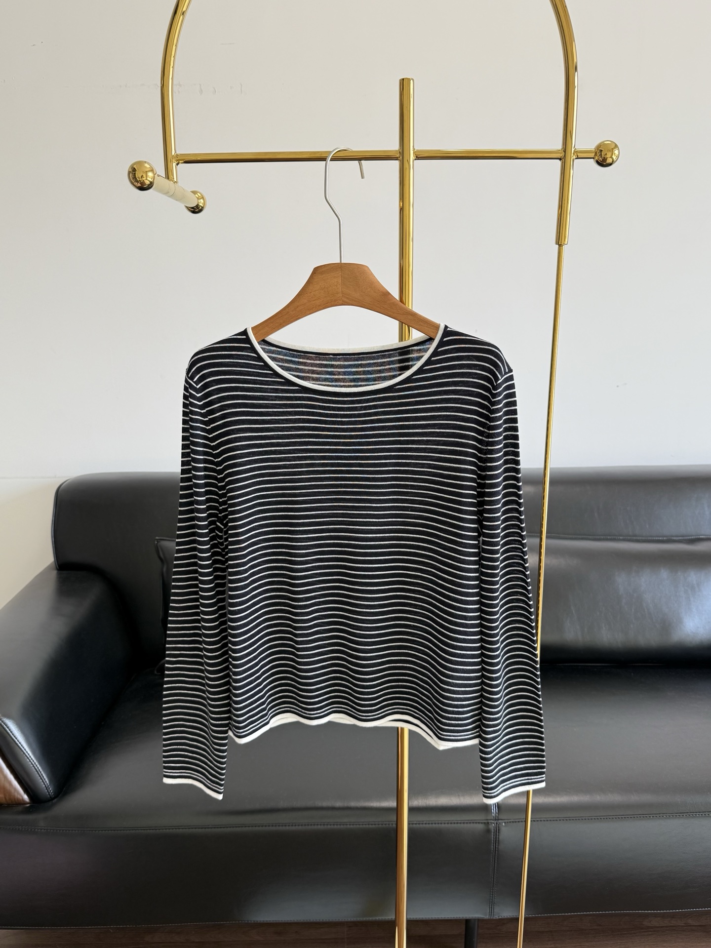 NO:749688,——ERDOS same style of cashmere striped sweater for women. Made of soft and high-grade 60S cashmere worsted yarn and mulberry silk blend, it feels soft and delicate with the smoothness of mulberry silk, and has a soft luster like a second layer of skin. It is an extremely comfortable high-grade fabric, bringing the most comfortable wearing experience. Loose version, one-line collar, specially designed with a slightly larger neckline, basic version, not picky on the figure, simple and high-end wear  Stripes are truly a timeless fashion element!  Lazy style code number sml,,19860909——ERDOS同款一字领羊绒条纹女士针织衫 柔软高级的60S山羊绒精纺纱线和桑蚕丝混纺,触感柔糯细腻且带有桑蚕丝的爽滑感,而且有柔和的光泽感如第二层皮肤极致舒适的高级面料, 带来最舒适的穿着体验. 宽松版型,一字领,特别设计为领口略大, 版型基础款,不挑身材,简约高级感穿搭 条纹真的是一个咏不过时的时尚元素！慵慵懒懒的style 码数sml,,,Women's clothing