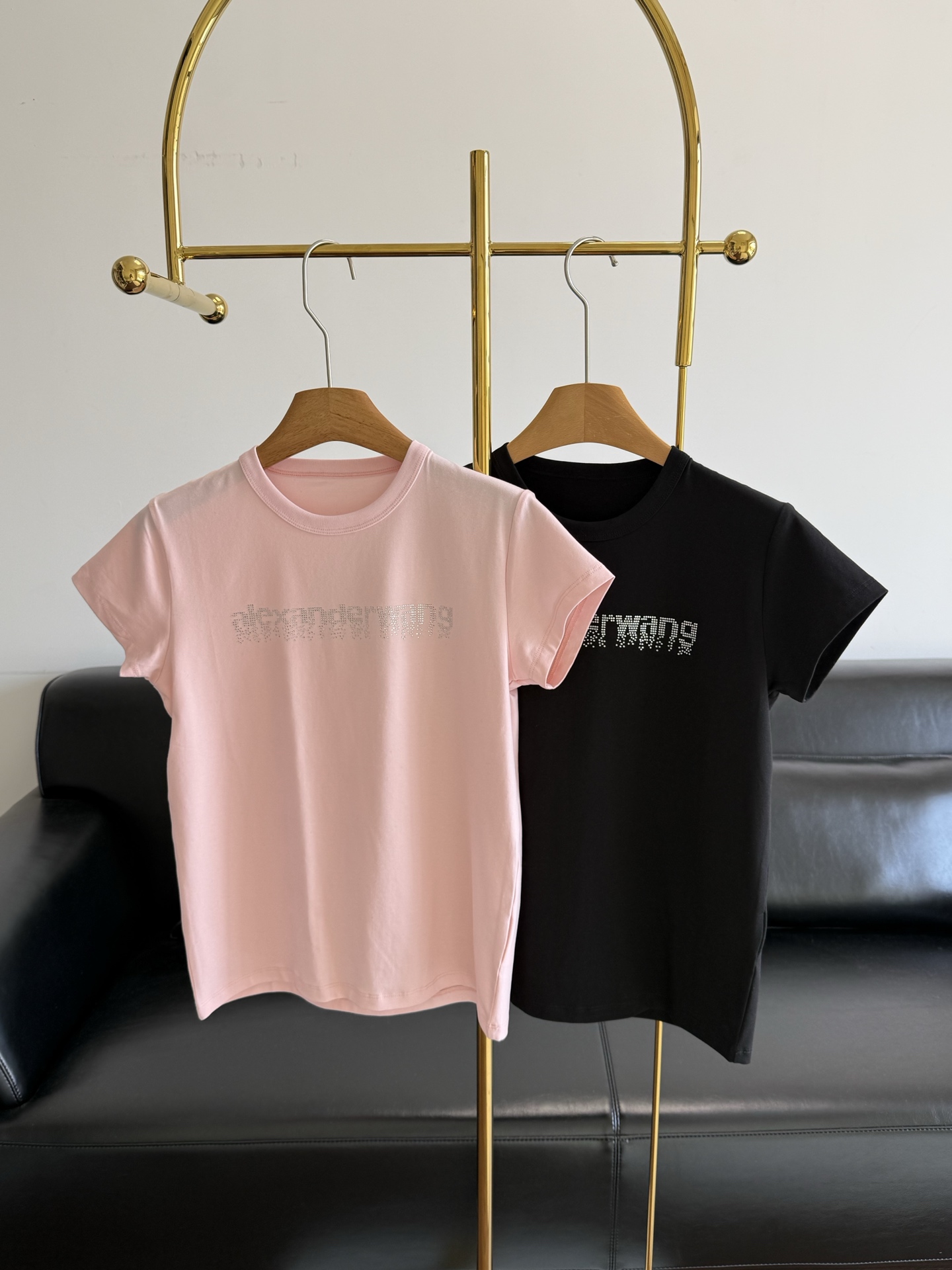 NO:749679,——Da Wang - Shiny diamond short sleeves. Slim round neck design. Pure cotton elastic cotton fabric fits the body shape. Comfortable and shows curves. The diamond logo on the chest is eye-catching. The pink color is fresh and sweet. The short cut is worn with high-waisted jeans or skirts. Easily create a sweet and spicy style or a casual style!  It is fashionable and versatile for daily outings and parties, and can easily enhance your style. Size SMl black pink, alexander wang, skirts, jeans, T-shirt,19860909——大王-亮闪烫钻短袖 修身圆领设计 纯棉弹力棉质面料贴合身形 舒适又显曲线 胸前烫钻Logo超吸睛 粉色清新甜美 短款剪裁搭高腰牛仔裤或裙装 轻松打造甜辣风or休闲风！日常出街、聚会都很适合时髦又百搭,轻松提升造型感 尺码SMl 黑色 粉色,,alexander wang,skirts,jeans,T-shirt,,Women's clothing